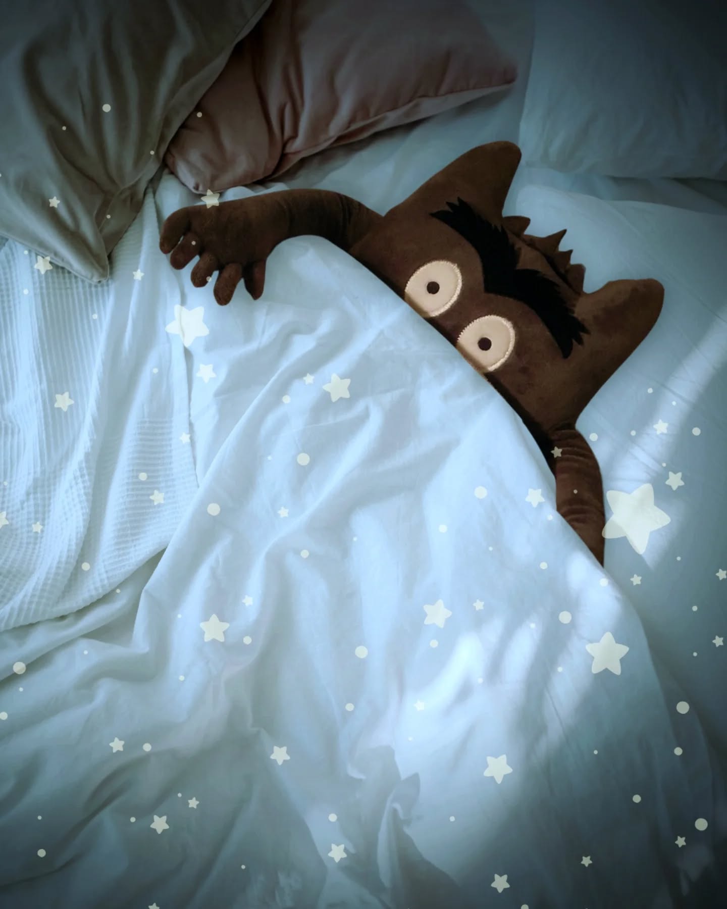 🌜🌠 MI VOLT MA JÓ?
🛌 A finn családoknál létezik egy csendes szertartás, úgy hívják, hogy 'napzáró kérdés'. Lefekvés előtt minden családtag megválaszolja ezt az egyetlen kérdést: „Mi volt a mai nap legjobb pillanata?” Nem kellenek tanácsok, nem ér beleszólni — csak ez a mondat van, hangosan kimondva.
🥰 A pszichológusok, akik egy évtizeden keresztül figyelték ezeket a családokat, azt vették észre, hogy ezeknek a gyerekeknek kamaszkorra az alap szorongásuk 60–80%-kal alacsonyabb volt az átlagnál. A titok nem az optimizmusban keresendő — hanem a lezárásban.
🧠 Amikor az agy egy pozitív eseményt nevez meg elalvás előtt, az véget vet a napi stressznek. A kortizolszint csökken, a hippokampusz biztonságosként kódolja az emléket, és az idegrendszer megtanulja: a világ lezárható. E rituálé nélkül a gondolatok folytatódnak — befejezetlenül, feldolgozatlanul, megoldatlanul.
❤️🩹 A mai gyerekek sokszor kék fényben, végtelen összehasonlítások és dopaminzaj között alszanak el. Az agyuk sosem kapja meg a jelet, hogy a veszély elmúlt. Így a testük sosem tud igazán regenerálódni — folyamatosan egy érzelmileg le nem zárt napból próbálnak kigyógyulni.
🌜 Próbáljátok ki ti is ma este. Csak ennyi: „Mi volt ma jó?” A lezárás egyszerű rituáléja a legősibb biztonságérzés, amit egy gyereknek taníthatunk. 🤍
#színszörny #annallenas
#jóéjt
#érzelmiintelligenciafejlesztés #érzelmek #napijó #labikidsbooks