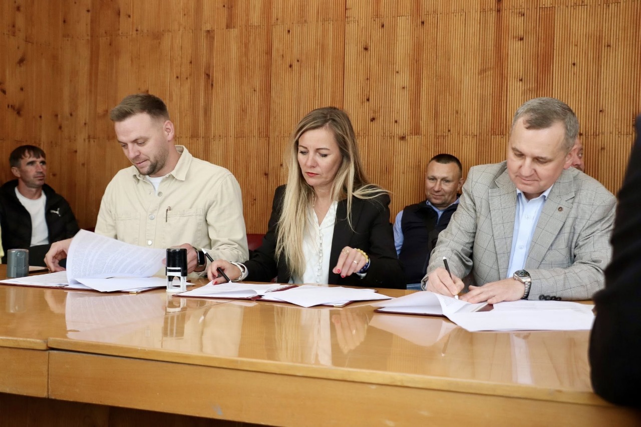 🇺🇦🇱🇻Uzsākta Černihivas psihoneiroloģiskās slimnīcas rekonstrukcija!
Latvijai turpinot atbalstīt Ukrainas atjaunošanu, parakstīts būvniecības līgums par trīs ēku atjaunošanu Černihivas reģionālās psihoneiroloģiskās slimnīcas kompleksā.
Līgums noslēgts starp slimnīcu un fondu “Uzņēmēji mieram” par kopējo vērtību vairāk nekā 1,16 miljonu eiro vērtībā, paredzot būvniecības darbus noslēgt 2026.gada vasarā.
Slimnīca pārdzīvoja okupāciju, kā arī tika izpostīta pirmajās pilnīgas iebrukuma dienās: aptuveni 70 % infrastruktūras tika bojāta. Sagrauti jumti, izsisti logi, bojāti inženierkomunikāciju tīkli atstāja vairāk nekā 300 pacientus un 100 medicīnas darbiniekus bez ūdens, siltuma un elektrības. Neskatoties uz to, personāls turpināja pildīt savus pienākumus un rūpēties par slimniekiem.
„Atjaunošana ir ne tikai infrastruktūras atjaunošana, bet arī dzīves atjaunošana. Tas ir par bērnu atgriešanos skolās, ģimeņu atgriešanos mājās, kopienu piederības sajūtas atgūšanu. Tas ir par kara psiholoģisko rētu dziedināšanu,” norādīja Latvijas Republikas ārkārtējais un pilnvarotais vēstnieks Ukrainā Andrejs Pildegovičs.
Projekti tiek īstenoti par Latvijas Republikas valsts budžeta līdzekļiem ar @arlietuministrija un Centrālā finanšu un līgumu aģentūra.
#LATDEV #AtbalstuUkrainu #attistibassaаarbiba