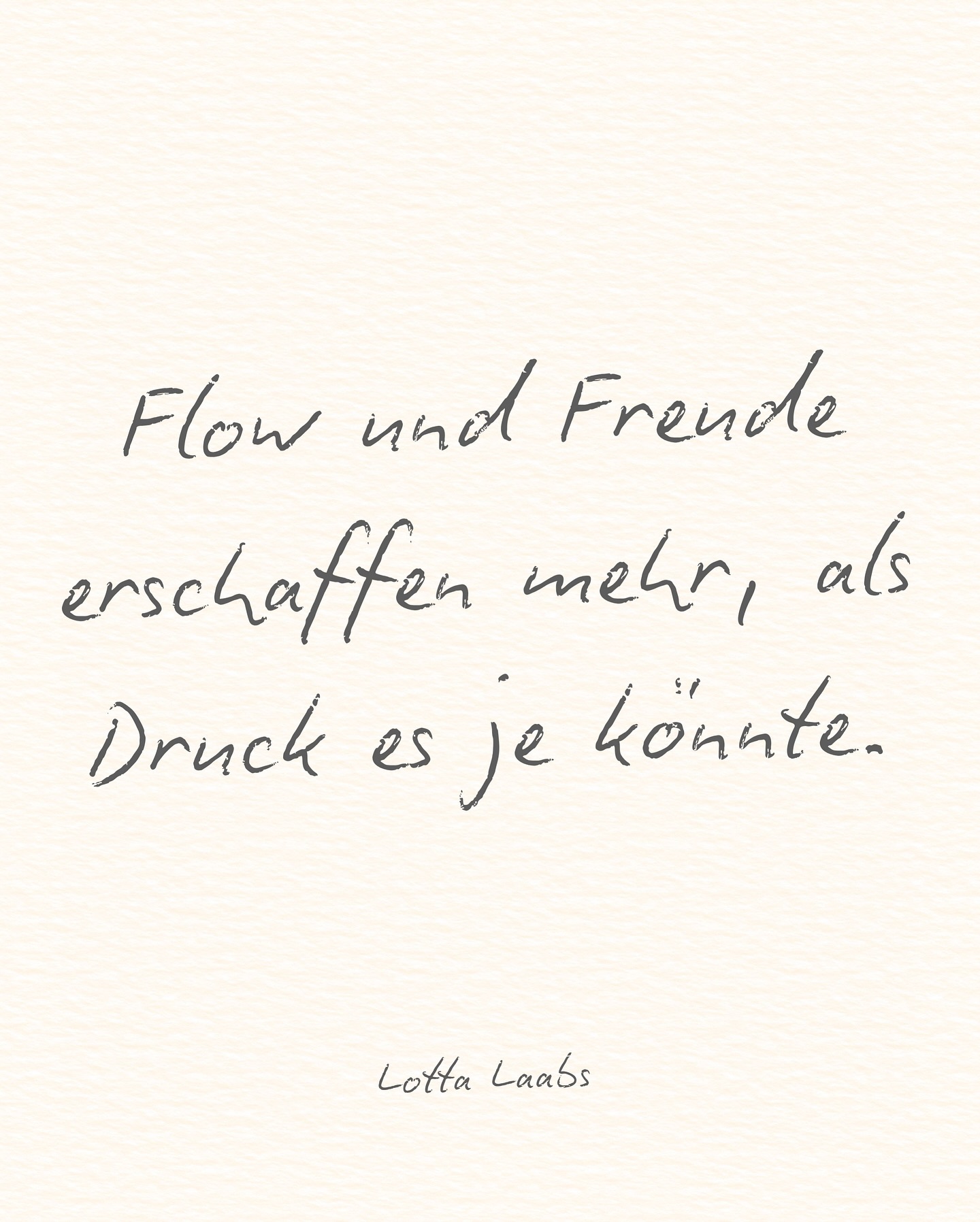 Oh, wie gut ich es kenne.
Dieses Gefühl, viel zu tun –
aber nicht aus purer Freude.
Sondern, weil irgendwas in mir glaubt,
ich müsste.
Weil stehenbleiben sich nicht sicher anfühlt.
Ich hab vor kurzem gelernt,
dass es dafür einen Namen gibt:
High Functional Freeze.
Von außen sieht’s nach Power aus.
Nach Energie.
Aber innen drin läuft nur ein Programm:
Funktionieren.
Bloß nichts fühlen, was zu viel sein könnte.
Und genau da beginnt oft der Weg zurück.
Zur Freude.
Zum echten Flow.
Zu dem Teil in uns, der nicht performt –
sondern lebt.
Ich lerne gerade,
dass Flow nicht laut sein muss.
Dass Freude nicht immer nach Lachen klingt.
Manchmal ist sie still.
Sanft.
Zart.
Und sie kommt,
wenn ich mich traue,
nicht mehr zu rennen.
Sondern zu sein.
Wenn wir uns erlauben, mehr bei uns zu sein
und der Freude zu folgen,
kommt der Flow ganz natürlich!
✨ Shine your light & go after amazing!
Deine Lotta ✨✨✨✨✨✨✨✨✨✨
#sichtbarkeit #businessmentor #flow #intucreation #soulbusiness #businessfotos