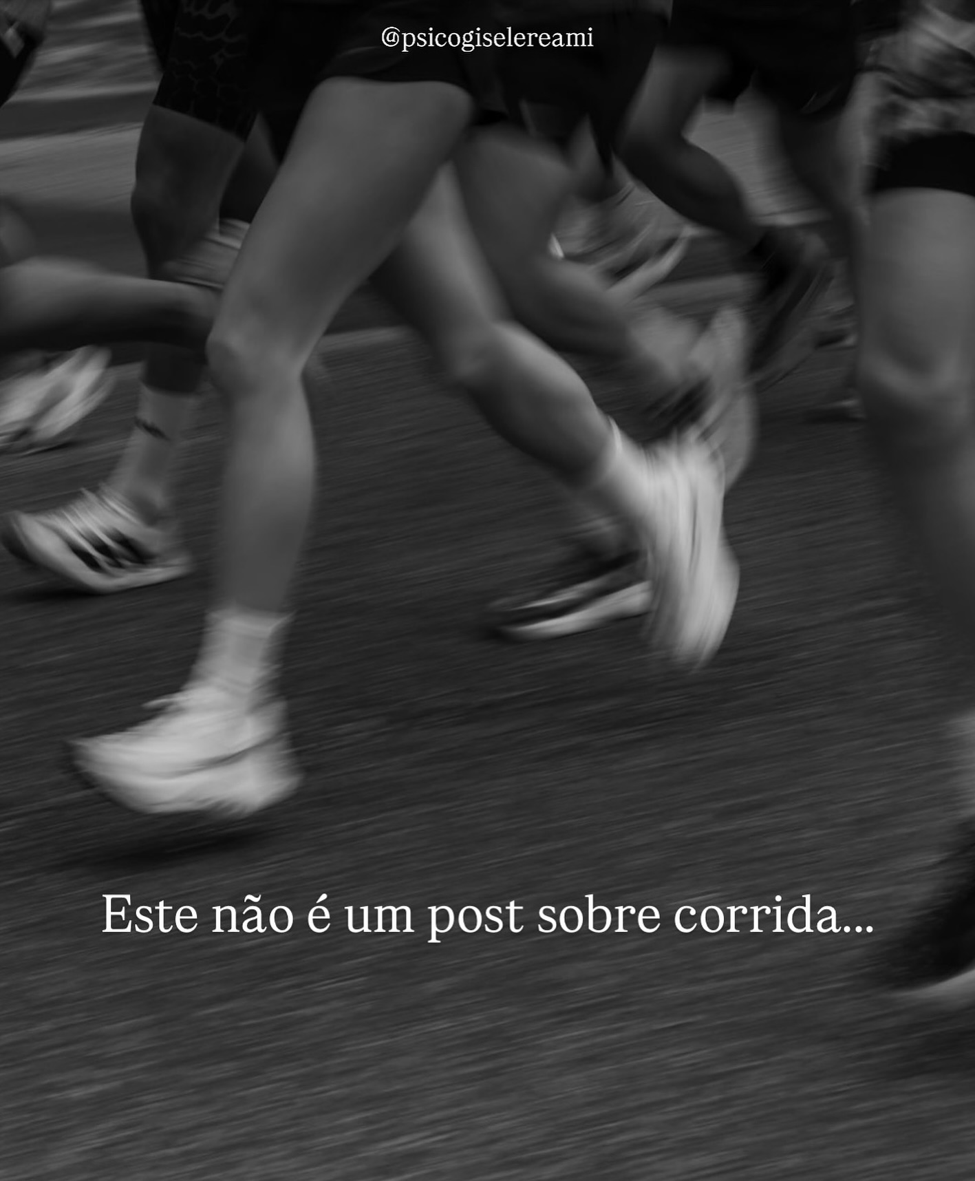 Ultimamente tenho acompanhado algumas corridas para ver as pessoas que eu amo fazerem o que elas amam.
No último domingo fui a mais uma e o que mais me marcou não foram os tempos ou os primeiros lugares. Foram as cenas entre as pessoas.
Vi duas amigas chegarem de mãos dadas, combinando o passo para cruzarem a linha de chegada juntas.
Vi pais e filhos correndo lado a lado.
Vi gente na torcida que nem conhecia os participantes, mas gritava como se conhecesse.
Vi a turma do exército cruzar a chegada junto, com os passos perfeitamente sincronizados.
Vi pais pegarem os filhos no colo para cruzarem a linha de chegada junto com quem mais importava.
Aquilo dizia tudo, sem precisar de palavras…
Foi impossível não pensar em como a vida também é assim.
Na psicanálise, falamos muito sobre como nos constituímos na relação com o outro.
E acho mesmo que viver é como correr uma longa prova: há momentos em que conseguimos avançar sozinhos… mas há outros em que só seguimos porque alguém nos sustentou.
A verdade é que ninguém atravessa grandes percursos sozinho.
Às vezes precisamos de quem corre ao lado.
Às vezes precisamos de alguém ali pra incentivar e torcer.
Às vezes precisamos de quem nos dá a mão quando o passo falha.
De novo, isto não é um post sobre corrida. É sobre companhia. Sobre laço. Sobre existir com o outro.