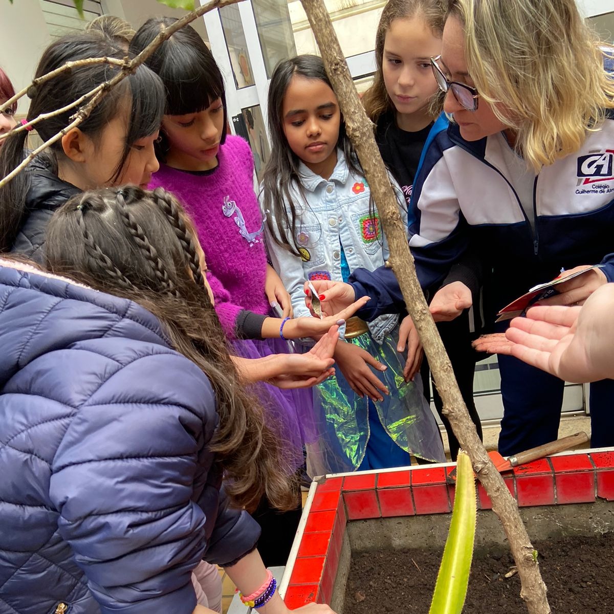 Projeto Socioemocional - Mão na Massa🌱!
As turmas dos 5º anos colocaram a mão na terra e viveram uma experiência incrível na horta do Colégio!
Com a orientação das professoras Juliana Lagonegro e Grazielli Alkmin, os alunos prepararam o solo e plantaram sementes de morango🍓, alface🥬, salsinha🌿, cenoura🥕 e tomate cereja🍒.
Enquanto aprendiam sobre o cuidado com o meio ambiente, também descobriram o quanto é especial ver a vida crescer e entender que cuidar da natureza é cuidar do futuro! 🌍💙
#somosga #angloalante
#colegioguilhermedealmeida