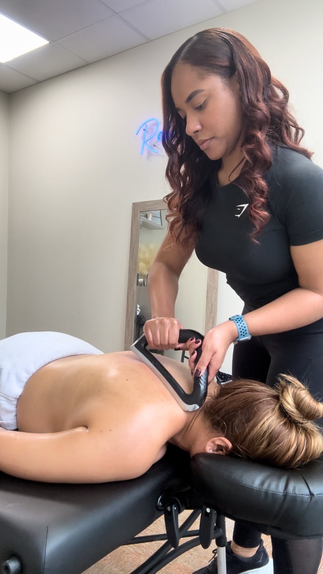 “It’s just a sports massage…”
Let’s talk about what it really is. 👇🏽
Sports massage isn’t about spa vibes or soft music.
It’s intentional, targeted, and built around *results*, especially if you’re active, athletic, or recovering from injury.
Here’s what my clients experience on the table:
• Better mobility
• Less pain
• Faster recovery
• Injury prevention
• Long-term performance gains
And yes, sometimes it even brings more mental clarity, better sleep, and reduced stress too 💙
At Reactive, every session is focused on helping you move and feel your best — not just today, but long-term.
👇🏽 Drop a 💪🏽 if you’ve ever left a sports massage feeling 10x better!
#sportsmassage #bermudatherapist #reactivesportstherapy #recoverycare #sportsrehab #injuryprevention #mobilitycoach #performancebodywork
