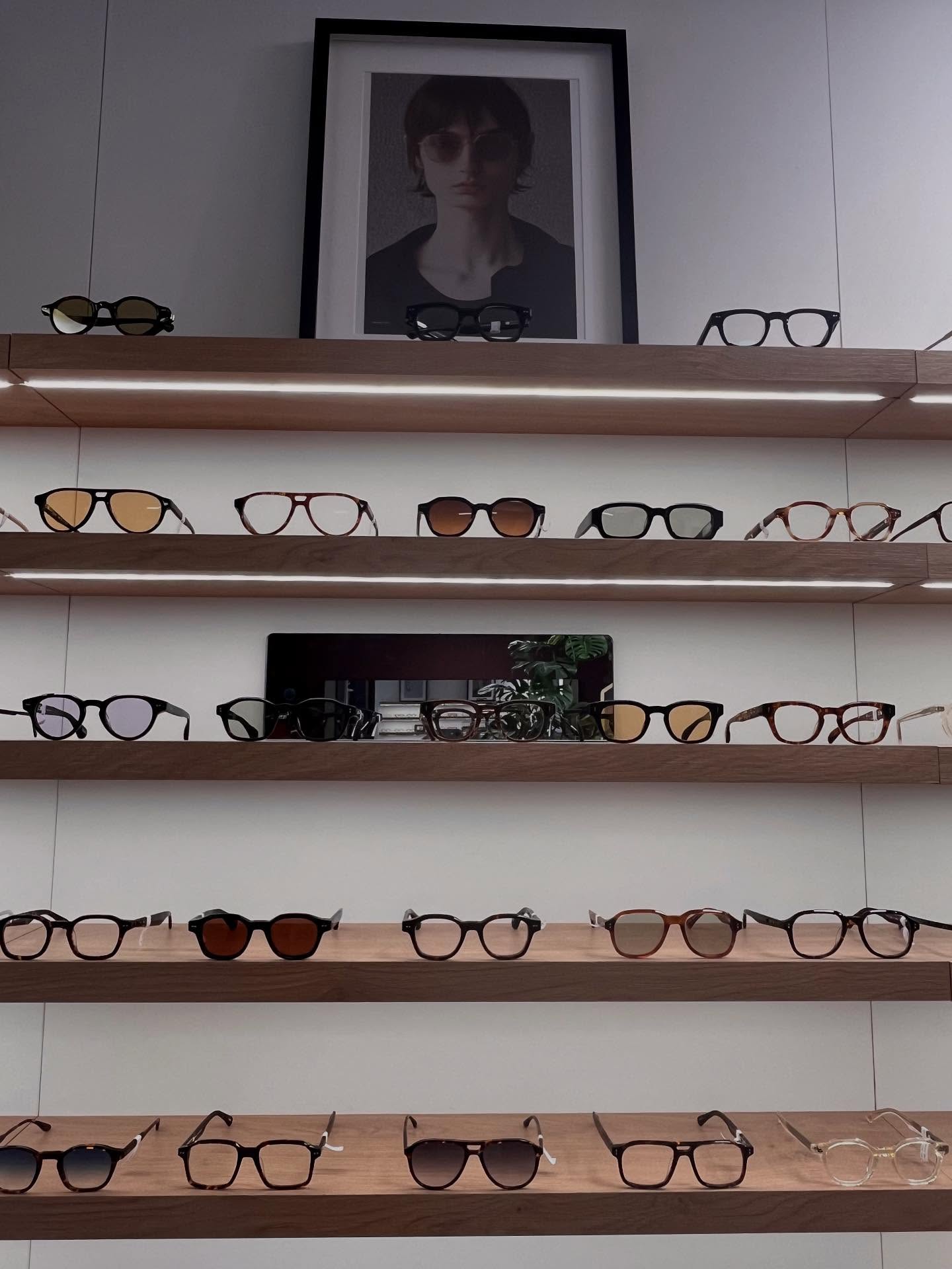 🔥NOUVEAUTÉS PETER & MAY EN MAGASIN 🔥
Les montures iconiques sont de retour….dans des formes et des couleurs à couper le souffle 😍
✨ Découvrez la nouvelle acétate japonsaise ultra lumineuse ✨
• ÉCAILLE BEKKO : Profinde et raffinée
• DARK AMBER : Marron translucide, subtil et élégant
• Verres solaires ambrés : pour un look chaud et unique ☀️
Un mélange parfait entre style, lumière et caractère 😍
Le résultat ? Juste canon. 😎
🕶️ Disponible dès maintenant en boutique — les pièces partent très vite !!
➡️ Venez les essayer et trouvez votre coup de cœur @peterandmay 💥
#peterandmay #nouveautes #opticien #wambrechies #eyewear #lillemaville #lesbellesmirettes