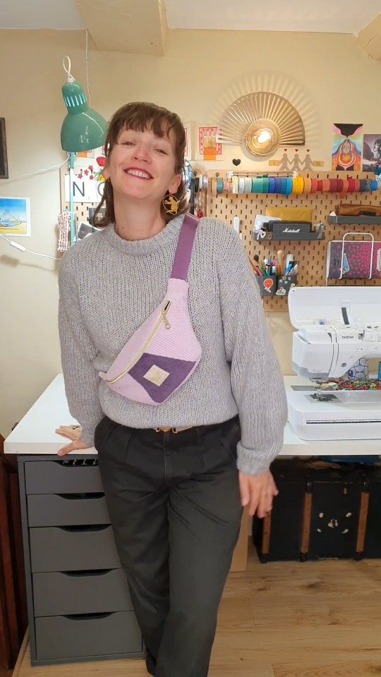 Vous voyez ces mains ?
Ce sont elles qui choisissent, découpent, cousent, rêvent. Entre mes mains, le tissu prend vie.
C’est ici que tout commence : au creux d'un geste, là où la matière devient émotion
Chaque point, chaque pli raconte un peu de vous, de moi, de nous — les femmes fortes, celles qui avancent, qui créent, qui osent.
Cette collection, je l’ai imaginée pour vous — pour vous accompagner dans chaque instant, avec douceur et force. ✨
Si vous reconnaissez un peu de vous dans ces images, laissez-moi un 💕
#faitmainavecamour #savoirfairefrançais #coulissesatelier #createurfrancais #accessoiresfemmes #nouvellecollection #artisanattextile