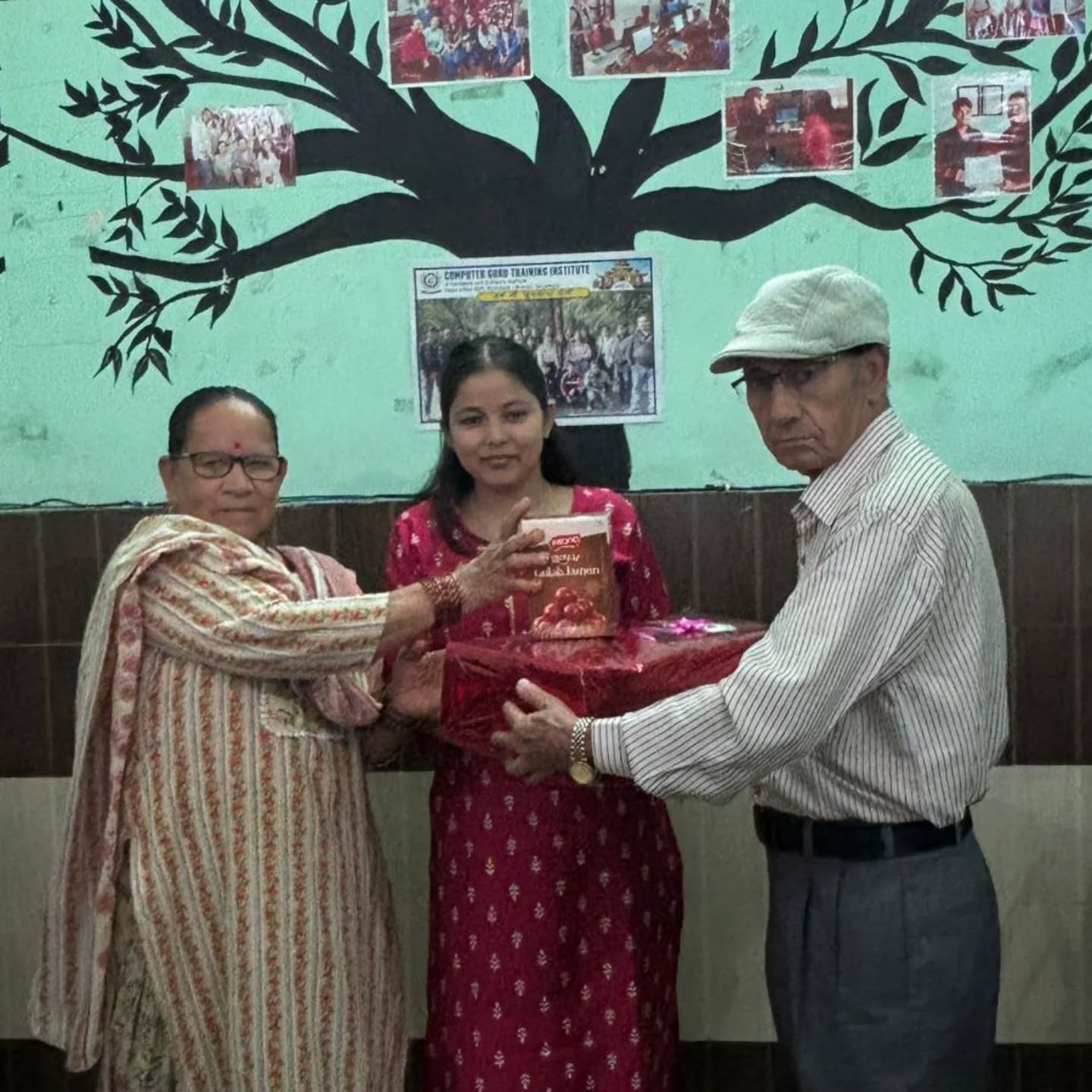 ज्ञान के दीप जलाएँ, तकनीक की रोशनी फैलाएँ — यही है हमारी आधुनिक दिवाली!
इस खास मौके पर हमारे प्रिय शिक्षक और साथियों के साथ मिलकर दिवाली मनाना एक अनमोल अनुभव है।
आप सभी को शुभकामनाएँ — दीपों का यह पर्व आपके जीवन को नई ऊँचाइयों तक पहुँचाए!