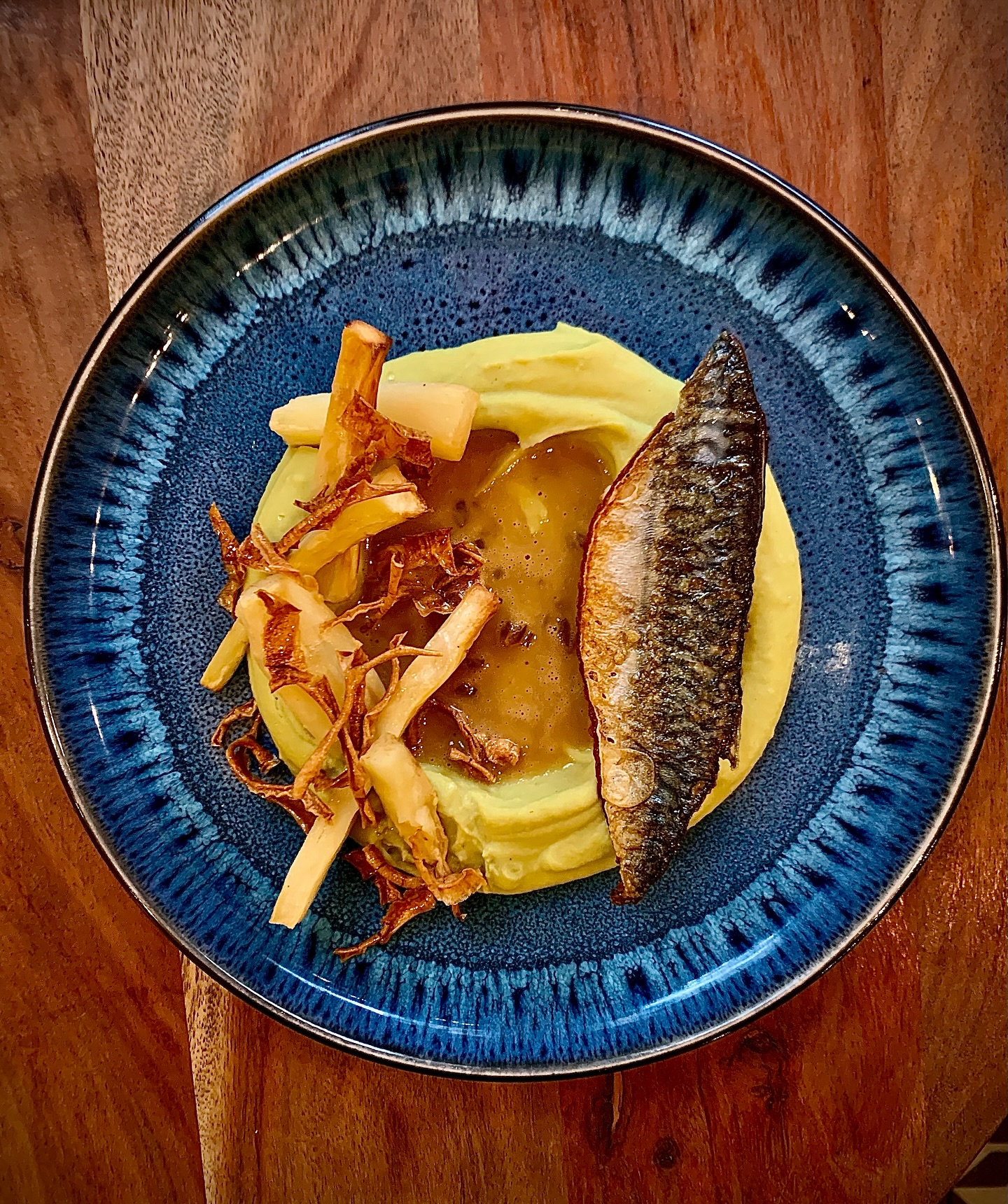 Filet de maquereau grillé, crémeux de pois cassés, panais rôti et en chips, beurre blanc au café
#lyon #lyon3 #food #foodie #seafood #restaurant #chef