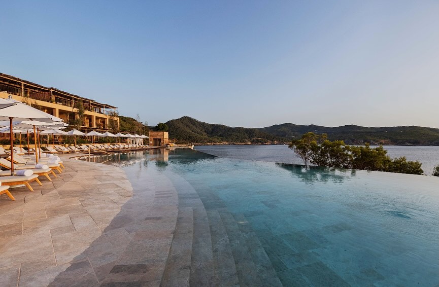 Some trips mean more than others - they mark a moment, celebrate a milestone, or honour the fact that life deserves to be lived well !
Big birthdays in your 30s and 40s call for that perfect mix of adventure and indulgence 💎
From Greek island yacht-hopping 🛥️🇬🇷 through the captivating Cyclades to Lapland’s winter magic at Octola Private Wilderness ❄️, these are the moments that matter.
What milestone celebration is on your horizon? 🏅
Read our full inspiration guide - link in bio
#MilestoneTravel #LuxuryTravel #SpecialCelebrations #UltimateDestinations #TravelThatMatters
@carrierluxuryholidays