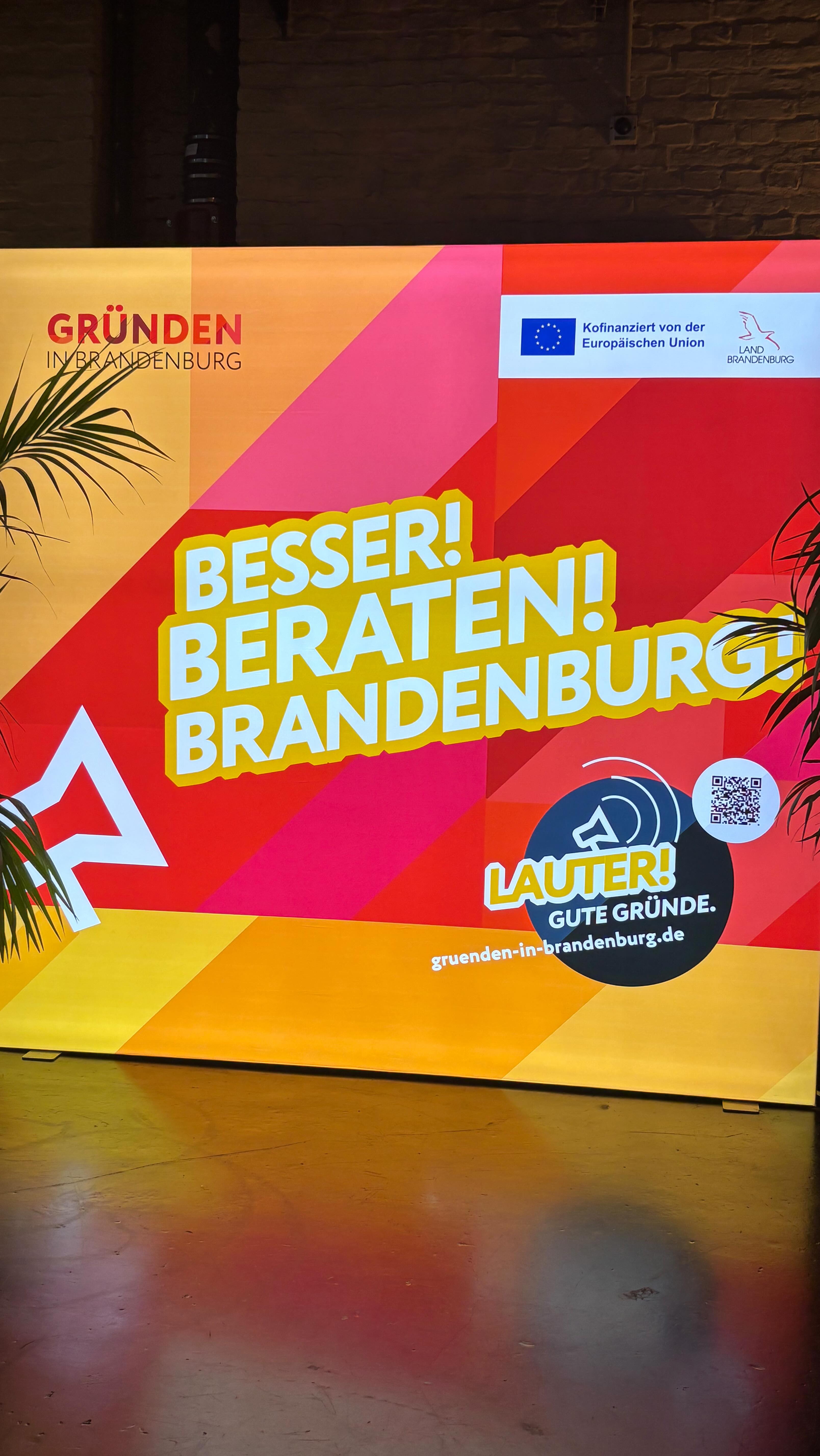 Heute war ich auf der @degut_messe – der Messe für Gründer:innen, Start-ups & Selbstständige in Berlin 🚀
Hier trifft man die geballte Gründungspower von Berlin-Brandenburg: von der IHK Berlin-Brandenburg über @flaemingo.startup.hub @sie.gruendet , @frauenalia_official bis hin zu @reaktor.wildau (coole Typen aus der Unternehmer-Praxis übrigens 😎) und vielen weiteren Playern, die zeigen, wie lebendig die Szene ist.
Meine Mission heute:
💡 Trends checken
🤝 Netzwerken
⚡️ Neue Impulse für Gründer:innen & Selbstständige mitnehmen
Eines der spannendsten Themen in den Expertengesprächen:
Immer mehr Frauen gründen aus dem Angestelltenverhältnis heraus –
nicht, weil sie müssen,
sondern weil sie wollen.
Weil sie Lust haben, eigene Ideen umzusetzen und ihr Business selbst zu gestalten.
Mein Fazit:
Die Gründungsszene wird weiblicher, mutiger und kreativer. Und das ist richtig gut so. 🦋
Planst du gerade deine Gründung? Dann nutze gern meinen Zündfunkencall gratis, um deine Marketing Unterstützung zu checken…
#deGUT #Gründung #Selbstständigkeit #StartupBerlin #FrauenGründen #Innovation #IchVerleihDirFlügel #Networking #BusinessBerlin