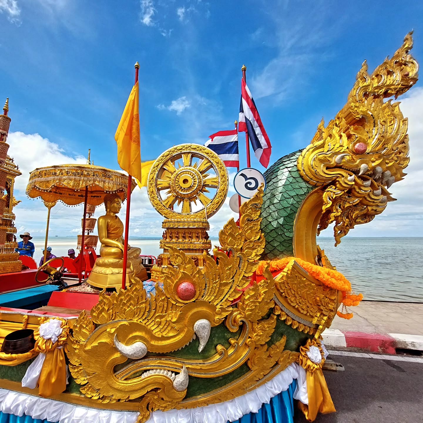 Wir hatten das Glück an unserem letzten Tag auf Ko Samui das buddhistische Fest "Chak Phra" erleben zu dürfen. Ein wahnsinnig tolles Erlebnis mit einem großen Umzug durch die Stadt.
Für uns geht es dann weiter auf die andere Seite von Thailand nach Ko Lanta, wo wir einige alte Thai - Freunde treffen werden.