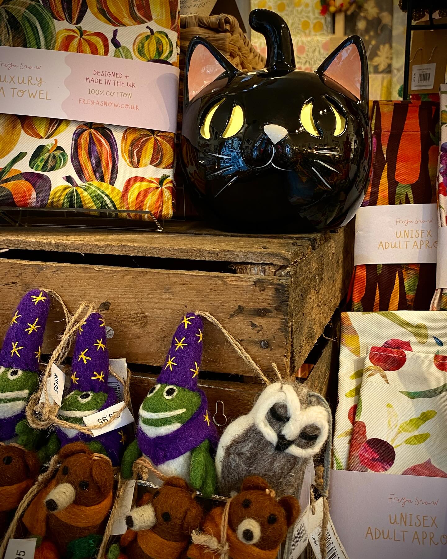 If youโre fed up of angry looking pumpkins then perhaps give one of these cute ceramic Halloween lanterns a try.
Part pumpkin, part cat and completely mad, just the way we like it. ๐ธ
Courtesy of @talkingtables_tt
Swift Art & Design
18 High Street
Winchcombe
GL54 5LJ
Open:
Tuesday - Saturday
10am - 4pm
#swiftwinchcombe #swiftcotswolds #shopsmall #shophandmade #shopindependent #supportindependent #swiftartanddesign
#winchcombeshopping #winchcombe #visitwinchcombe #winchcombecotswolds