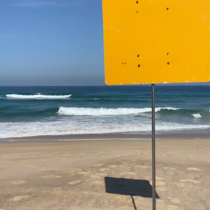 A placa do Beach Marshall serve como orientação visual do tempo de cada bateria. Conta o lado que está virado para o mar: no início está o verde, e nos últimos 5 minutos fica o amarelo. Esta informação, muda a estratégia do atleta. Estejas dentro de água ou a apoiar, que cor preferes ver?
#bodysurf #portugal #beachmarshall #campeonatonacional