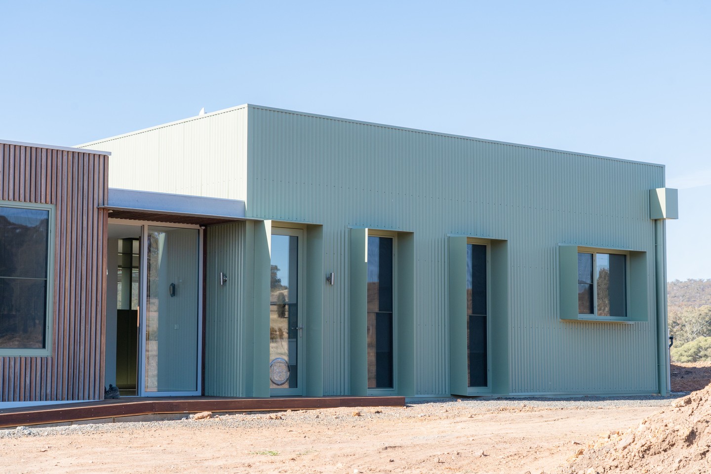 The pale eucalypt corrugated steel is a strong counterpoint to the timber battens. The steel provides durability and bushfire resistance, while the tone helps the form blend nicely with the landscape.
.
.
.
.
.
.
#buildtrend #buildtrendhomes #masterbuilder #sustainablebuilding #victorianbuilder #macedonranges #macedonrangesbuilder #australianarchitecture #architecturevictoria #ladyspass #corrugatedsteel #regionalbuild