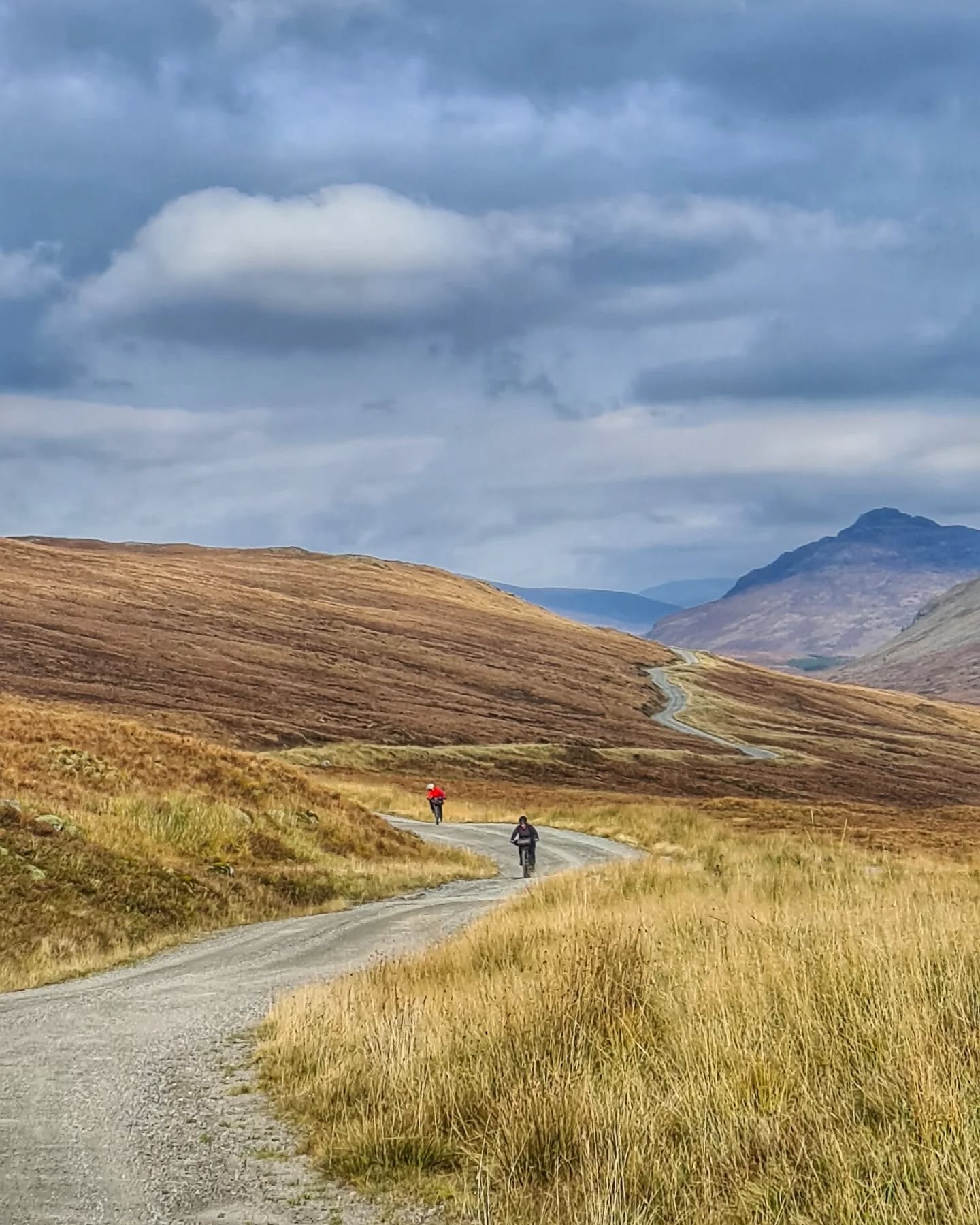 🍁🍂 My 6th season bikepacking guiding is a wrap. (I'll only be doing guided day rides until spring now)
I love October trips - yes the weather is colder and wetter - but the colours are my absolute favourites.
The moody skies, the glow of the low sun, the black mountains, bright larch and birch leaves, and the whole spectrum of cream through orange to brown.
Big thanks to my wing lady @robyn_wilko for this trip
.
.
.
#bikepacking #bikepackingscotland #scotland #adventure #guidedtour #bikelife #cyclinglife #cyclingphotos #scotlandexplore