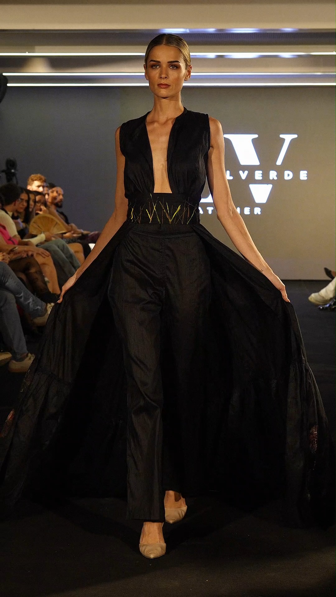 Sevilla, oficio y luz ✨
El pasado viernes 17 de Octubre, presentamos en SIMA’41 nuestra Colección Cápsula Sevilla 2025: organza que flota, shantung de seda que esculpe y denim que renace (nuevo + upcycled).
Algunas piezas llevan pintura a mano —trazos que hacen visible el cuidado.
Gracias, Sevilla, por la inspiración. El lujo, para mí, es lo que perdura.
@sevillademoda @code41td @crfashionweek