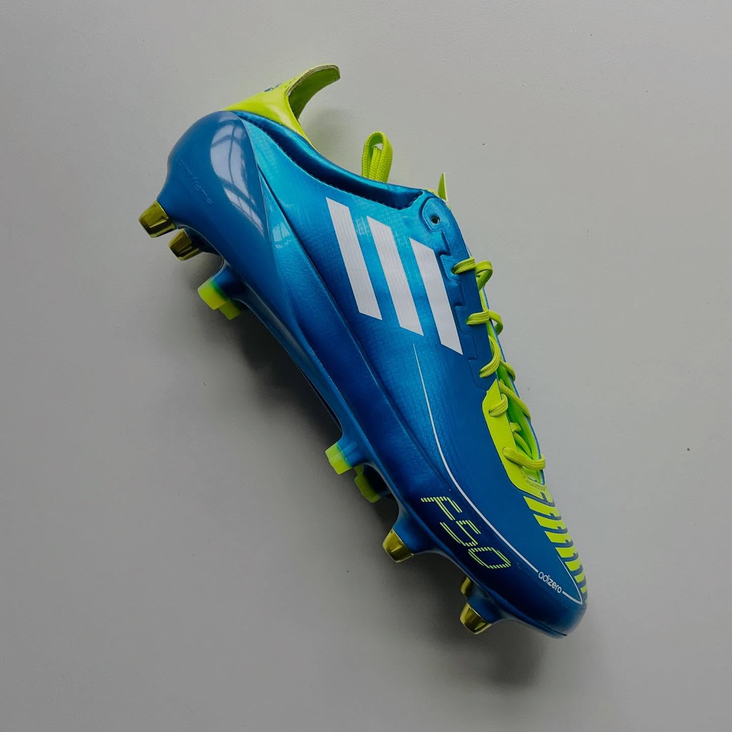 Power. Precision. Performance.
Meet the adidas F50 Adizero Prime TRX SG in Anodized Blue / White / Slime — a boot born for striking. Built with hybrid TRAXION studs for soft ground, and the featherlight Primeknit/TechFit construction for explosive feel, this boot lets you hit the target with confidence and speed.
Once you lace them up, you know they’re designed for those defining moments.
Available in UK size 7 on Bootsfinder for £200.
#adidasF50 #AdizeroPrimeTRX #SGBoots #StrikerGear #RareBoots #BootCollector #BootsFinder #PowerShots #FootballBoots #PrecisionPlay