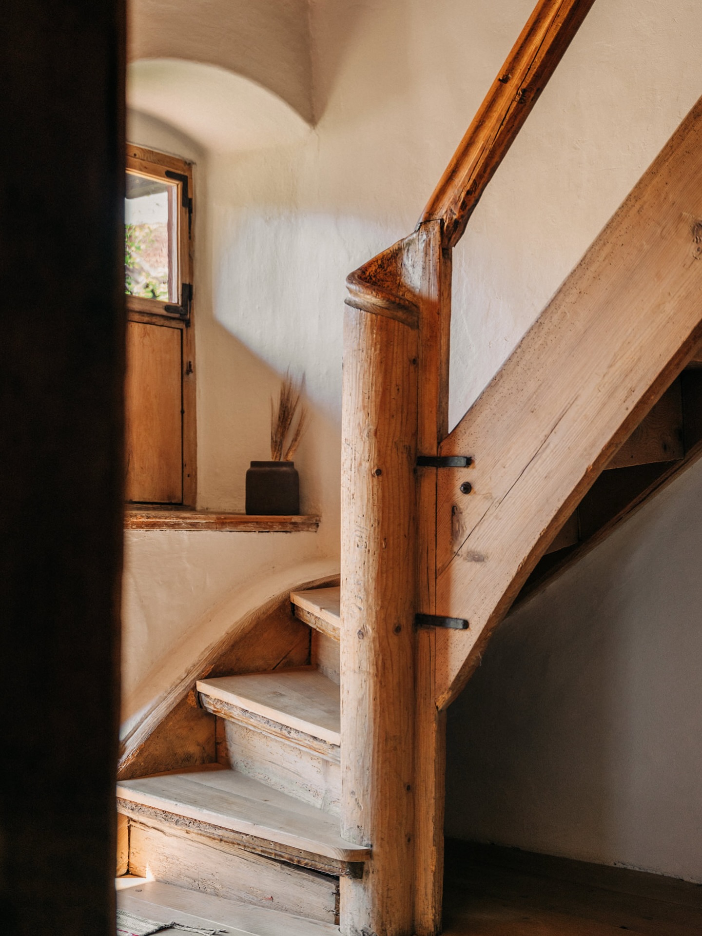 Stell dir vor, du wachst auf, öffnest die alte Holztür und hörst das leise Knarren der Stufen. 🌞🪵
Das Licht tanzt durchs Fenster, der Duft von Kaffee liegt in der Luft – und irgendwo lacht schon jemand aus der Küche.
Nur du und deine Liebsten. Keine Termine, kein Lärm, kein Muss.
Einfach Zeit. Echte Zeit.
Im Bauernchalet geht’s genau darum – ankommen, entschleunigen und die kleinen Momente groß werden lassen. ✨💛
#bauernchalet #alpenchalet #chaletvibes #slowtravel #holzliebe #mountainescape #naturpur #urlaubindenbergen #qualitytime #cosyvibes #ferienhaus