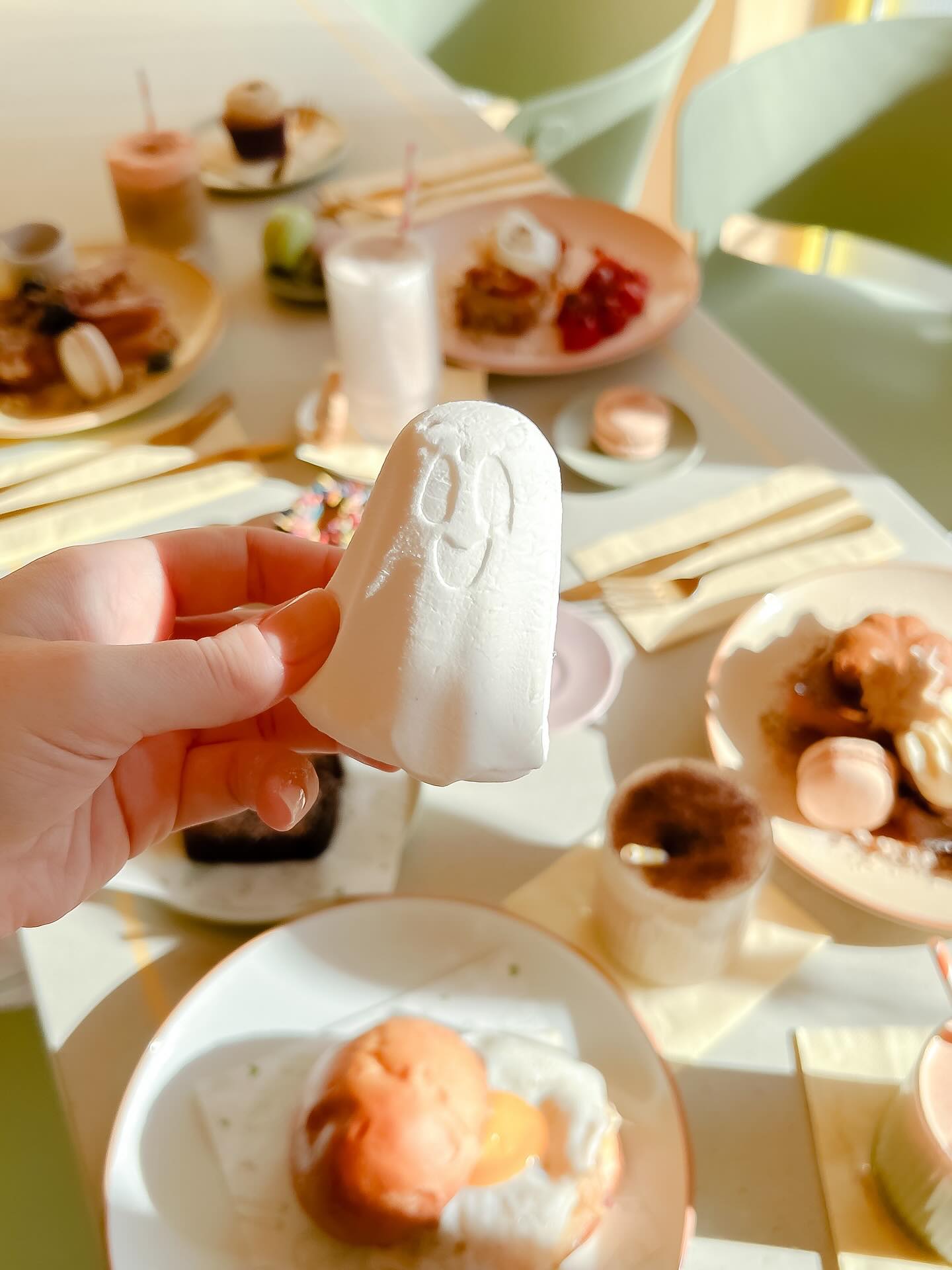 Oh don’t mind me, just hanging out with my BOO 👻
Ar agor heddi a fory/open all weekend 🎃
#letthemseecake #halloweentreats #autumnbrunch