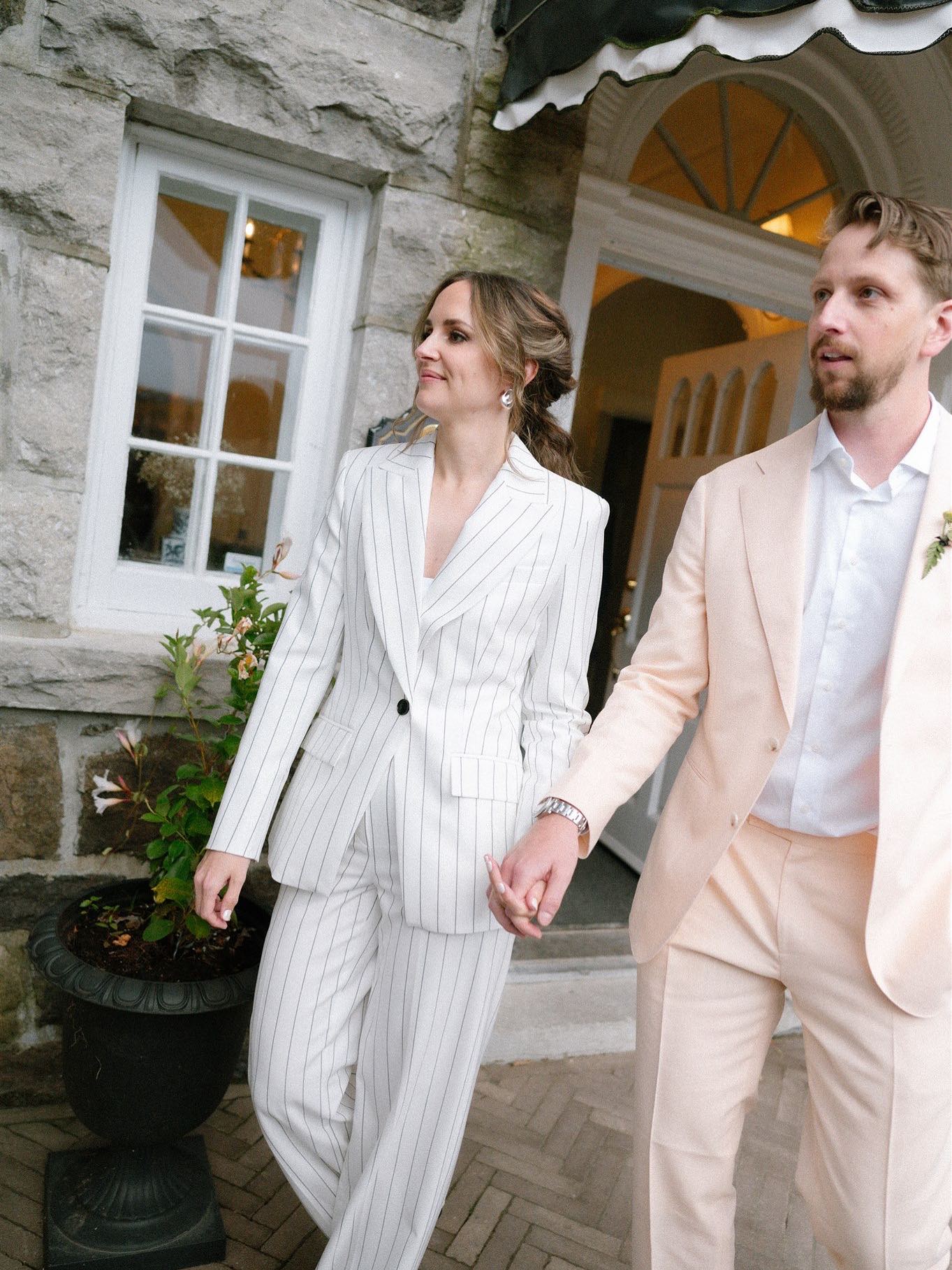 Olivia & Marc-Antoine 🤍 13.09.2025
Planification & design: @erikaco.events
Photographe : @lesmariagesdejulia
Vidéaste : @karafilms
Lieu : @manoirdavis
Chapiteau : @sperrytentscanada
Traiteur: @hbevenement
DJ : @a1djs
Fleuriste : @ateliercarmel
Location: @tenuedesoiree_ @celebrationsgroup
Band : @tuxedo_swing_productions
Maquillage : @valerielefebvremua
Coiffure : @priskaco