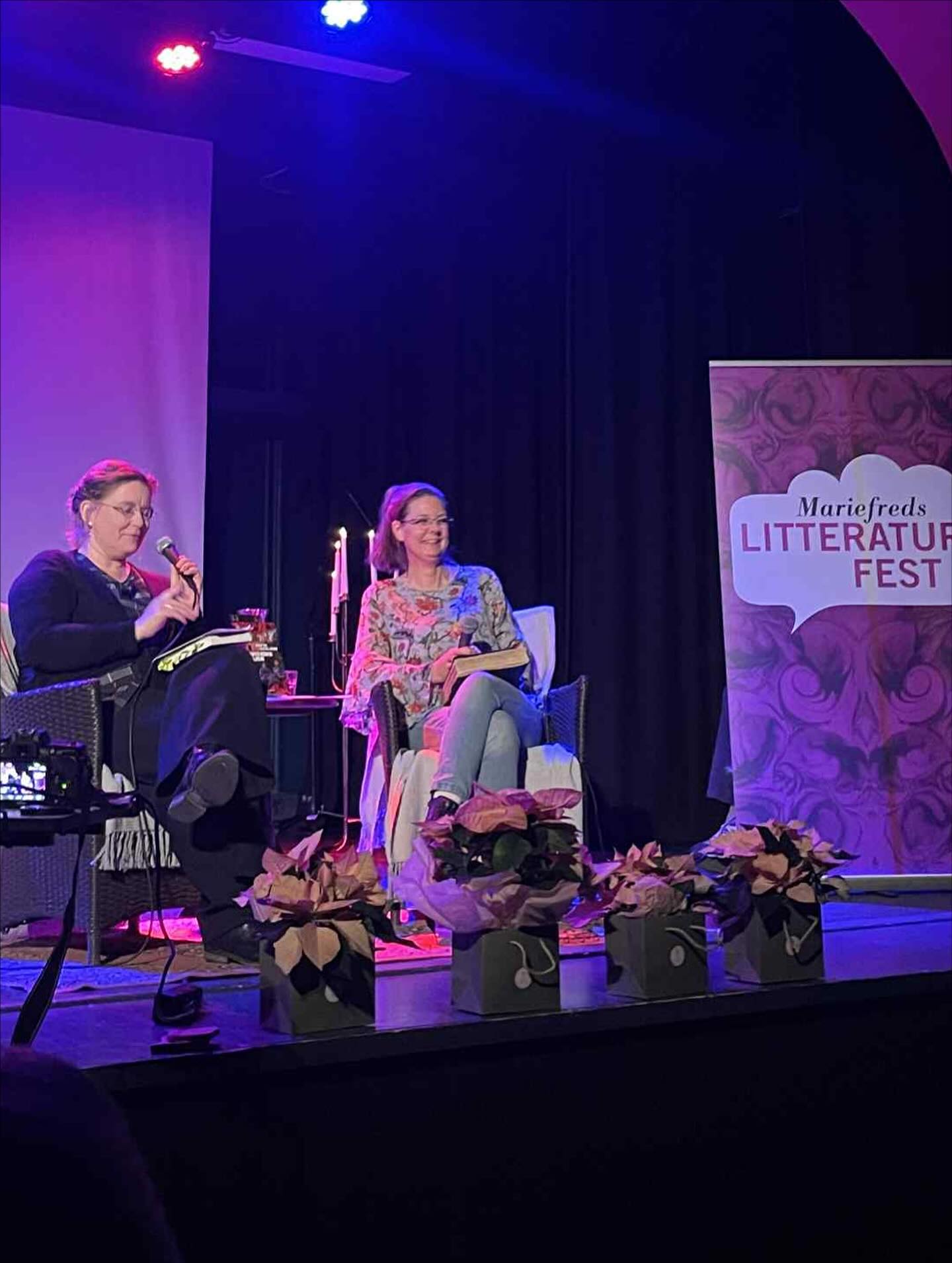 Några bilder från det fint arrangerade Mariefreds litteraturfest i det anrika biohuset i Mariefred i helgen.
Härligt att få vara på scen igen och prata om nykomlingen Borgens barn, skickligt modererat av Maria Björkman - som även hade ett eget samtal om sin debutroman. På scen såg vi även @jacoblindfors @strand_frida och @linnea.krylen som också fastnade på bild. Men även Benton Wolgers och Jesper Waldersten. Och även Peter Björkman som jobbade hårt som moderator.
Tack Eva på @mariefredsbokhandel för ett bra arrangemang!
#mariefredslitteraturfest #mariefred #biohuset #scentid #författarsamtal #borgensbarn #litteratur #läsenbok #stöttaenförfattare #boksignering #läsarmöten @waldersten @mariaeleonorbjorkman