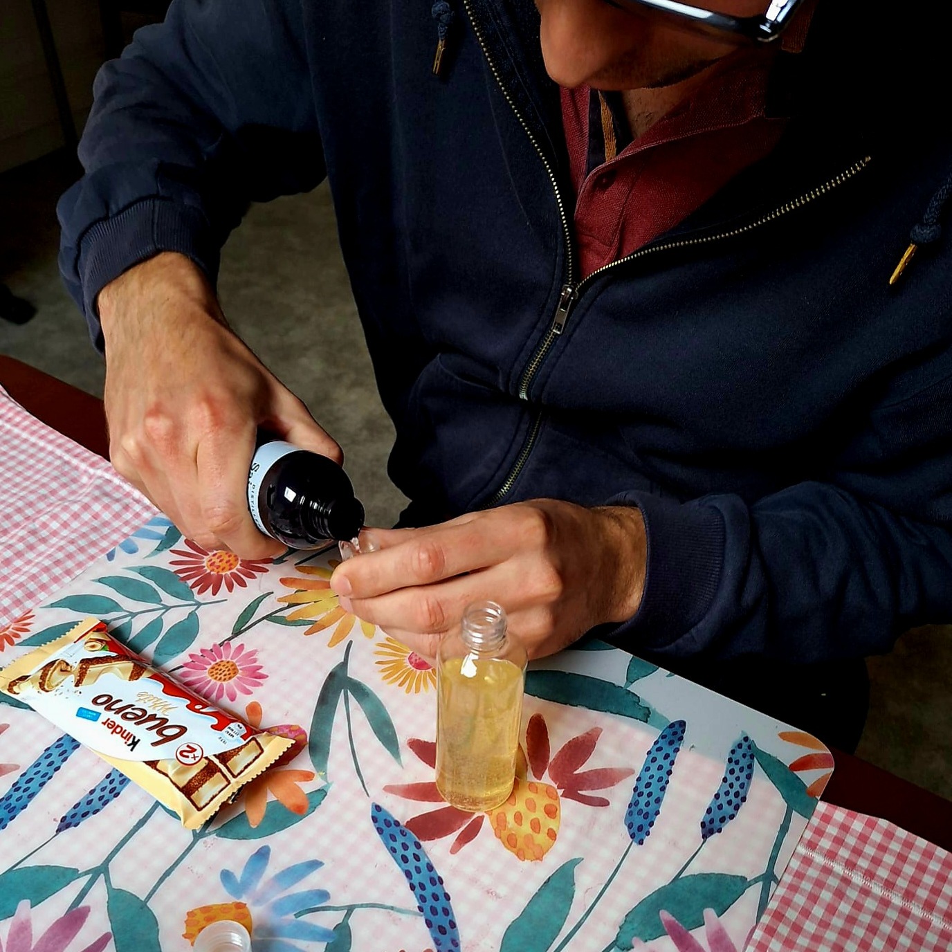 🧴✨ Atelier socio-esthétique – Création d’un gel douche & hygiène du corps ✨🧴
Lundi 13 octobre 2025, j’ai eu le plaisir d’animer un atelier à l’ESAT Anaïs de Mettray, autour d’un thème sensoriel et ludique : fabriquer son propre gel douche !
Un moment d’échange et de partage, où chacun a pu découvrir les bases de l’hygiène corporelle, choisir ses senteurs préférées et repartir avec sa création personnalisée 💧🌿
Ces instants de bien-être sont toujours l’occasion de valoriser l’estime de soi, l’autonomie et la créativité.
Merci à tous les participant·es pour leur enthousiasme et leurs sourires 💛
#socioesthétique #bienêtre #esatanais #ateliercréatif #hygièneducorps #autonomie #gelDoucheMaison #inclusion #partage #estimeDesoi