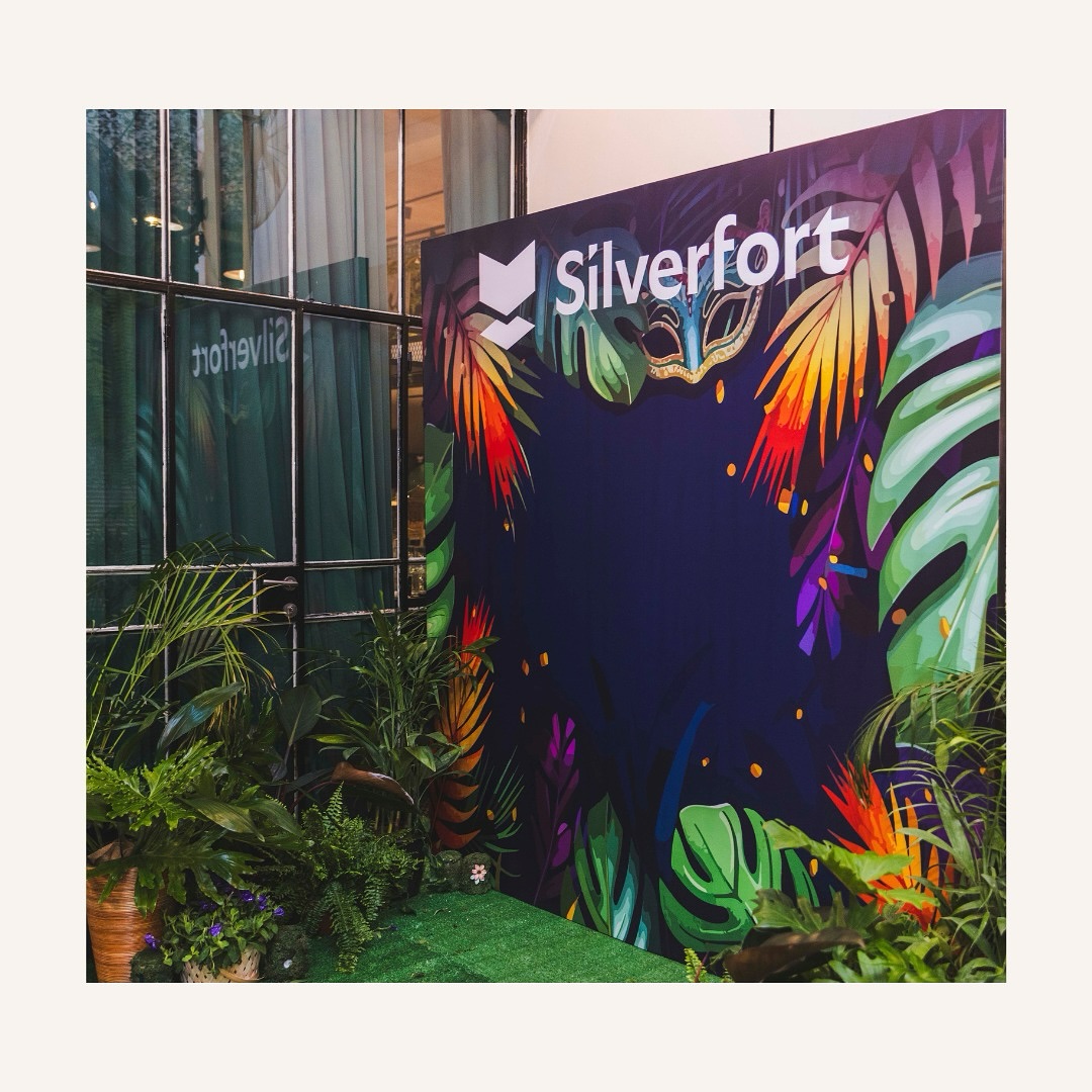 עיצוב אירוע ג’ונגל! קיר צילום שהוצב בחלל קבלת הפנים של האירוע. שילבנו צמחייה שופעת כדי ליצור חווית ג׳ונגל מלאה. בנוסף, העיצוב גרפי והמיתוג העלו את האווירה לרמה אחרת לגמרי! 🎨✨
מוכנים להוסיף נגיעה פראית לאירוע הבא שלכם? בואו ניצור משהו יוצא דופן!
#עיצובאירועים #נושאג’ונגל #אירועיםעסקיים #עיצובצמחייה #דוגמאותחיות #מיתוג #עיצובגרפי #אווירהפראית #EventDesign #JungleTheme #CorporateEvents #GreeneryDecor #AnimalPatterns #Branding #GraphicDesign #WildVibe