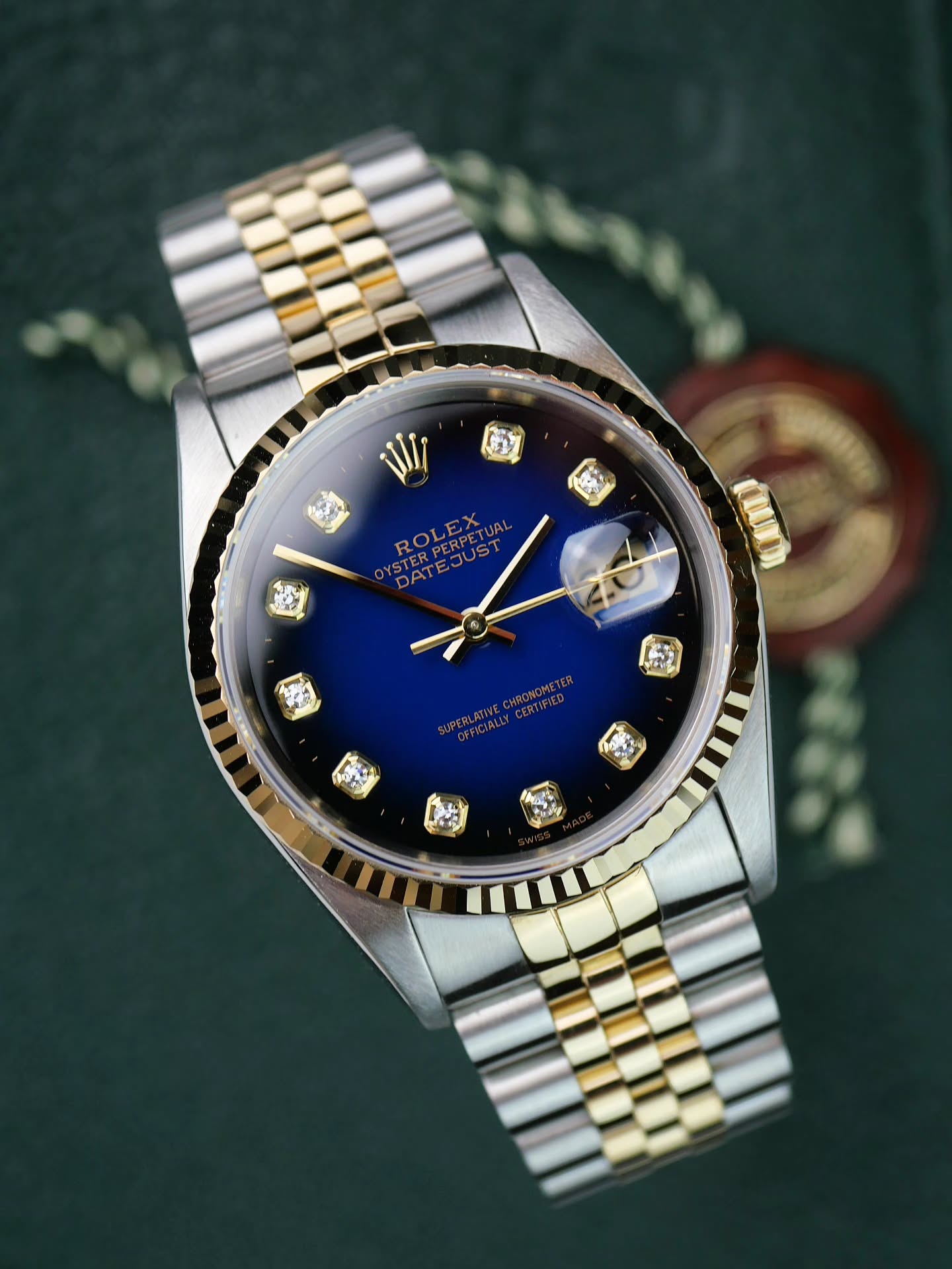 Rolex Datejust ref. 16233 'Vignette'
⌚️ Full set
⌚️ Diameter: 36mm
⌚️ Year: 1996
⌚️ Vignette diamond dial
#Rolex #watch #vintage #diamonds