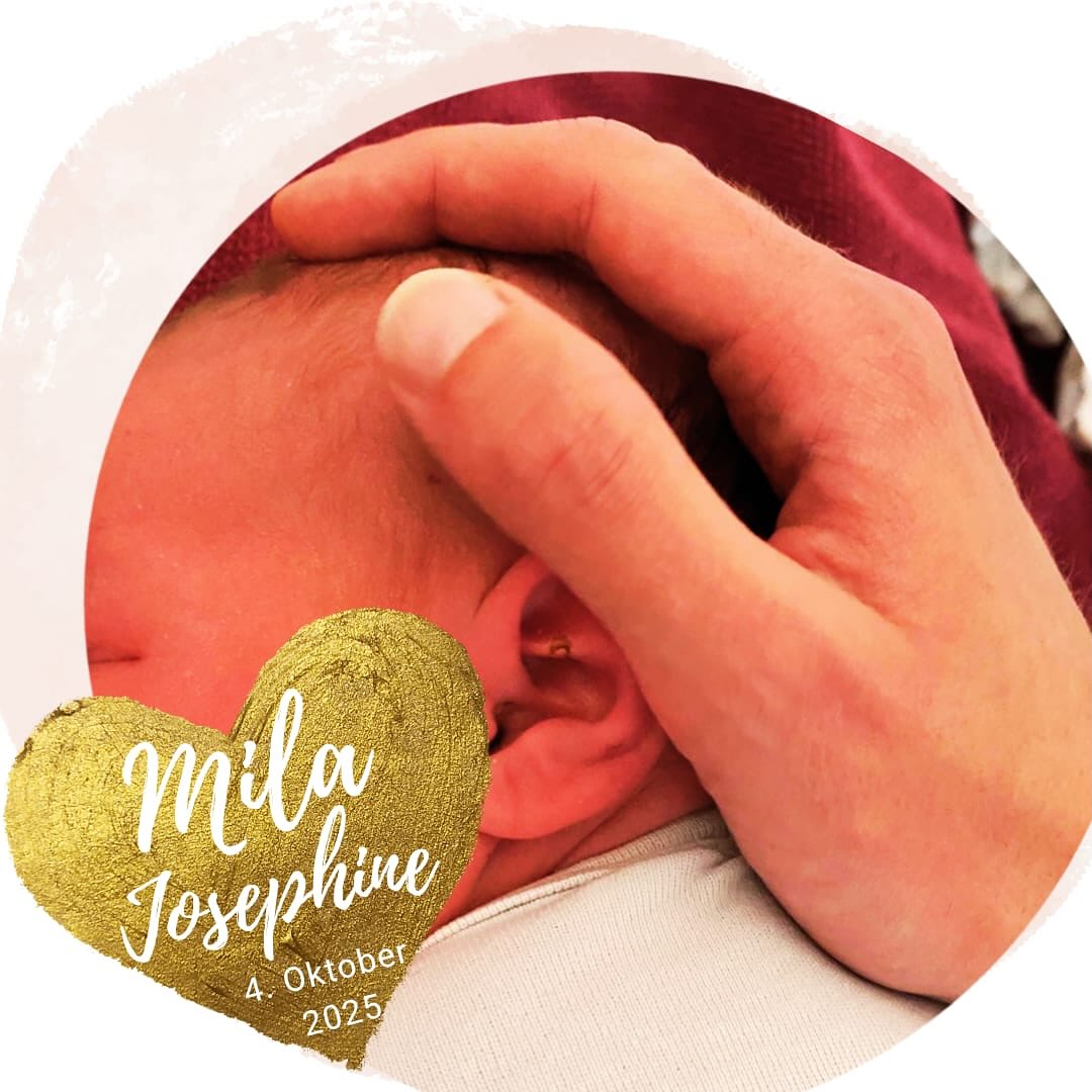 Liebe Mila,
10 Tage nach deinem errechneten Termin hast du ganz in deinem eigenen Tempo beschlossen, auf diese Welt zu kommen.
Deine Mama war die ganze Zeit tiefenentspannt und geduldig.
Auch bei deiner Geburt hast du dir die Zeit genommen, die du benötigt hast – so gab intensivere Phasen und auch wieder ruhigere Momente mit längeren Abständen zwischen den Wehen.
Für deine Eltern war es einer der schönsten und unvergesslichsten Momente, als sie dich am Nachmittag endlich in ihren Armen halten durften.
Und deine große Schwester und du… ihr werdet ganz bestimmt ein großartiges Team. ♥️
#geburtshaus #wunderwerk #außerklinischegeburt #selbstbestimmtgebären #oktoberbaby #neugeboren #geburt #58