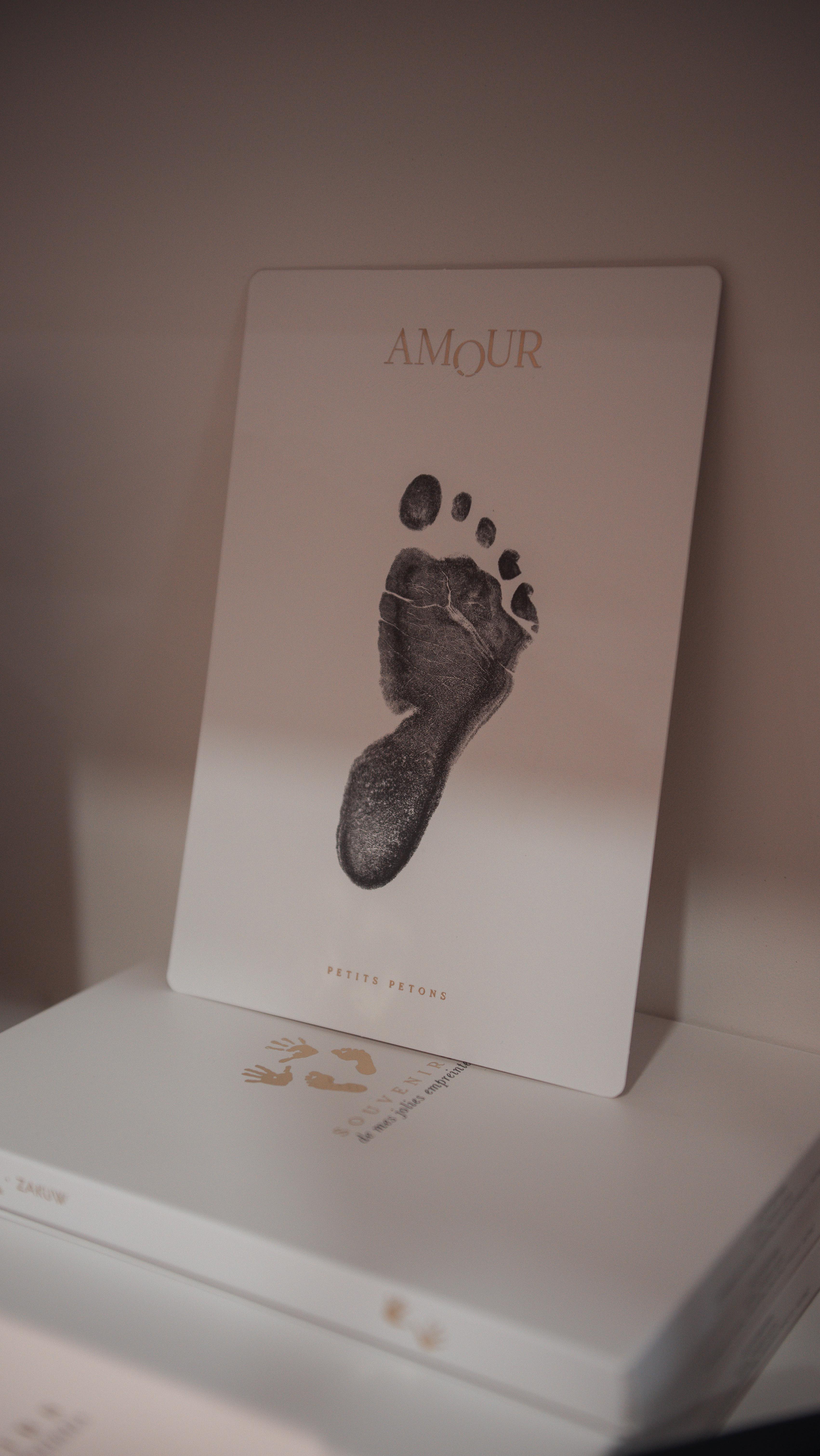 Pas d’idée cadeau pour de futurs parents ?
Et si vous leur offriez un moment suspendu en famille ?
Un bain enveloppé qu’ils réalisent eux même pour se connecter à leur bébé dès ses premiers jours de vie. 🤍
Un moment de douceur et d’amour capturé grâce à un reportage photo pour garder des souvenirs de cet instant unique et qui est souvent utilisé pour les faire-parts de naissance. ✨
Vous souhaitez offrir une carte cadeau ?
Rendez-vous sur www.lecocondiris.com pour commander votre carte cadeau physique ou dématérialisée
💌 Ou directement en message privé ou par mail à lecoconiris@gmail.com
📍Sur Reims au Centre Oscaria au 34 rue Ponsardin
À domicile à Reims, dans la Marne, la Haute Marne, les Ardennes, l’Aisne et l’Aube
#photographenaissancereims #photographenaissance #marne #hautemarne #aisne #ardennes #aube #bainenveloppé #bainenveloppéreims #bebereims #photonaissancereims #reims #photographematernité