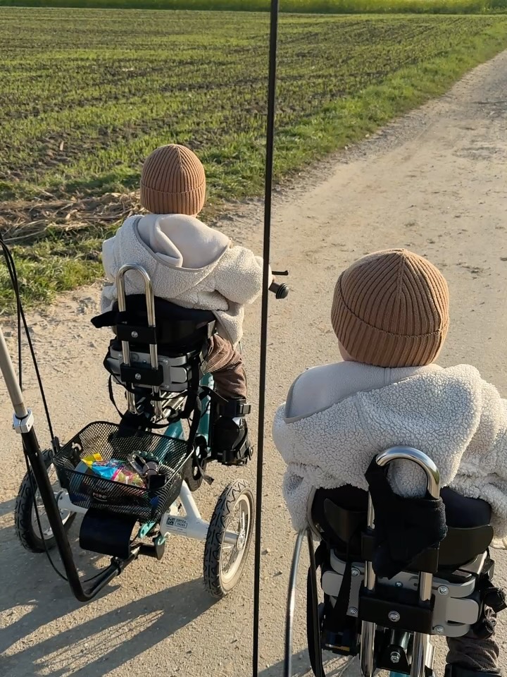 Weekend Vibes 🐄 🛝 🌊
Da am Wochenende keine Therapien stattfinden, mussten sich Mama und unser Aupair Beryl schön Mühe geben uns zu entertainen….
Zuerst sind wir mit dem Radl zum Bauernhof gefahren, wo wir Kälbchen füttern und selbst frische Milch trinken durften.
Unser Highlight war dann der barrierefreie Spielplatz, wo wir endlich auch mal schaukeln und aufs „Klettergerüst“ konnten. Hier wollten wir gar nicht mehr weg…
Am Ende gab es Gummibärchen am Chiemsee! Läuft bei uns 😎🍬
Euch allen noch einen schönen Sonntag!
#starkwiezwei #barrierefrei #chiemsee