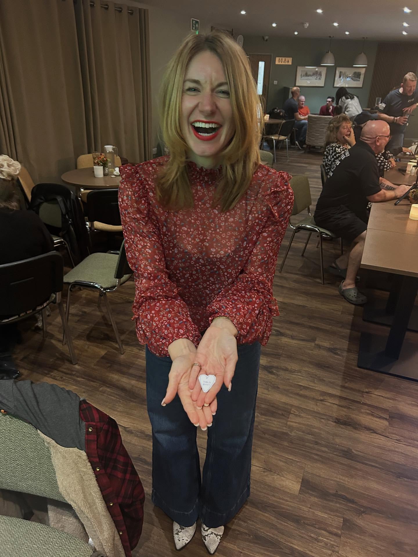 KEY MOMENTS ❤️✨🎤
I just had to share a beautiful moment that literally melted my heart at Saturdays gig.
Myself and the boys have been performing at @pavilioncafeandbar for the last three months. On Septembers gig a beautiful family turned up, consisting of mum, dad and two little cherubs (Nora and Elliot). The children absolutely loved the music and danced the majority of the set.
Anyway, on Saturdays gig we were half way through our first set and suddenly little Nora and Elliot suddenly appeared, ran up to me in their matching onesies shouting ‘Sarah’, Nora gave me a high five and presented me with a paper heart with my name on.
This truly made my day and its moments like this that make my job SO worth while!
Here’s to dearest Nora and Elliot for melting my heart and spreading their joy and sparkle! ✨
Sarah x
PS: @amy__lisa @theextraunordinarys Help, my nails are out of control! Yuk 😂
.
.
.
.
.
.
.
#sarahjonesjazz #jazzsinger #jazzvocalist #singer #jazzmusic #jazzmusician #livemusic #jazztrio #miltonkeynesmusic #miltonkeynesbusiness #miltonkeynes #motivationmondays #gratitude #heartful_moments