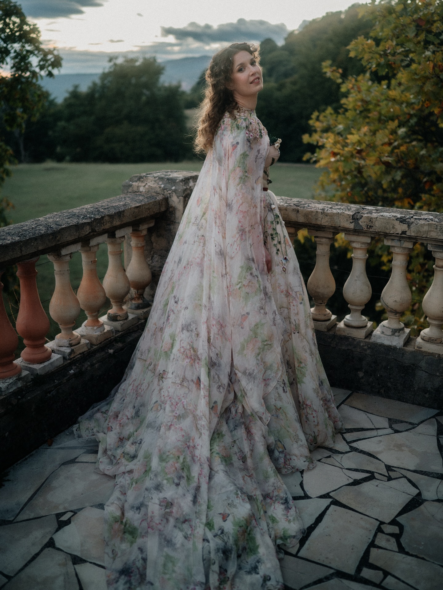 When the bride looks like a Brontë heroine 🍂
Dress @les_filles_fideles
#frenchrivieraweddingphotographer #weddingphotographer #photographedemariage #provenceweddingphotographer #italyweddingphotographer