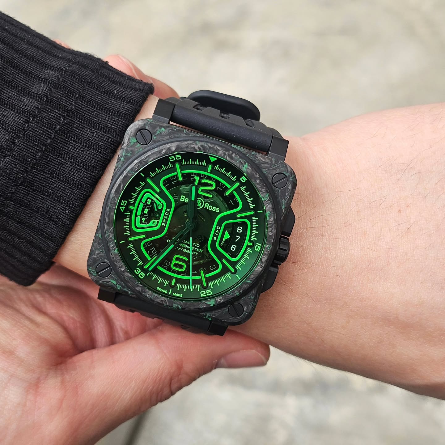 @bellrosswatches BR-X3 Night Vision限量版腕表是BR-X3 系列的最新篇章,灵感源自战斗机抬头显示器(HUD)。这不是一块普通的夜光腕表,它是为暗夜任务而生的专业仪器!
🌟 亮点:
• 独特 LUM-CAMO 复合材质(碳纤维+夜光树脂)与荧光绿橡胶柱,确保在全黑环境中也有最佳可读性。
• 41毫米多材料表壳,结合DLC钛金属,坚固轻盈。
全球仅限 250枚。戴上它,驾驭黑暗,精准掌控。
It's not just a watch; it's a professional instrument that makes light work of the night. 💚
Retail price : MYR59,900
🌐Link in Bio
#tictoctime #BellAndRoss #BRX3 #NightVision #BellRoss #BellRossMalaysia
#TimeInstruments #bellrosscommunity
#BRX3NightVision #watchlover #watchblogger #wristwatch #timepiece