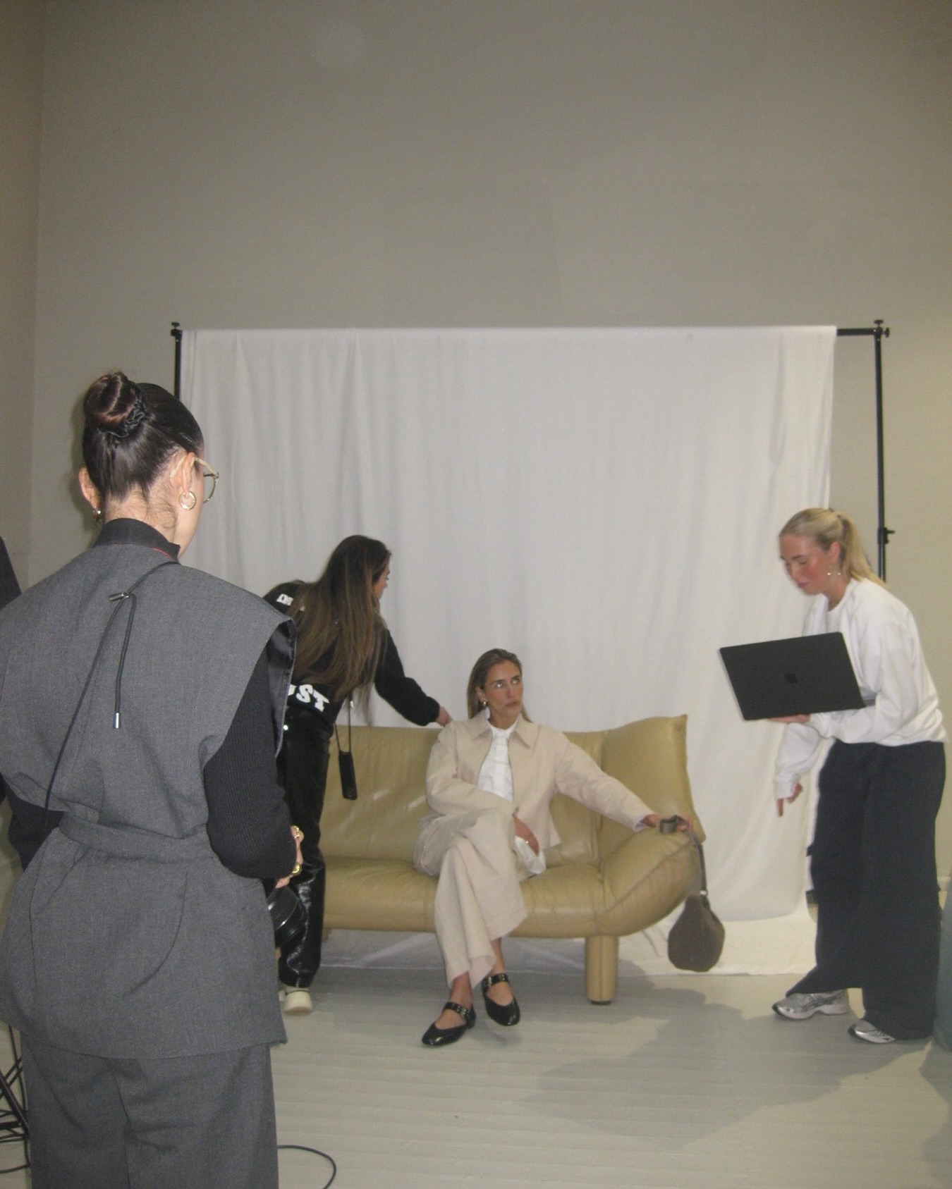 Create your own backdrop using the props available at the daylight studio, or design your own setting.
📍The Loft