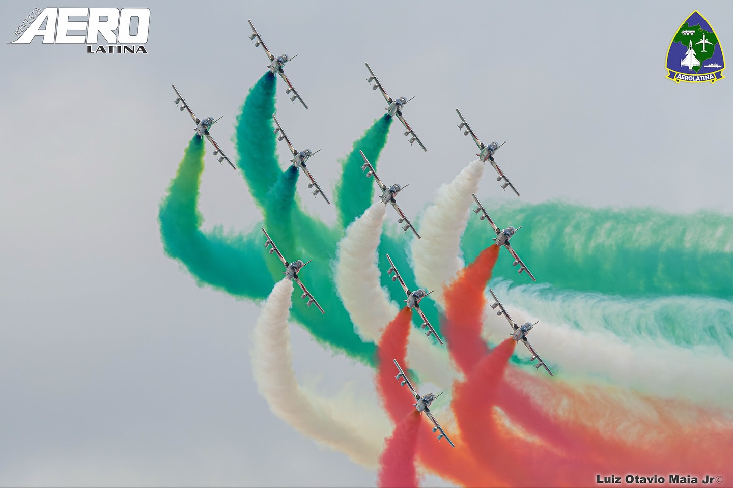 “Uno spettacolo di colori con le Frecce Tricolori d’Italia!” 🇮🇹
Vamos relembrar com belas imagens este momento incrível em que a Frecce Tricolori realizou uma sequencia de passagens durante o EAA AirVenture Oshkosh em 2024.