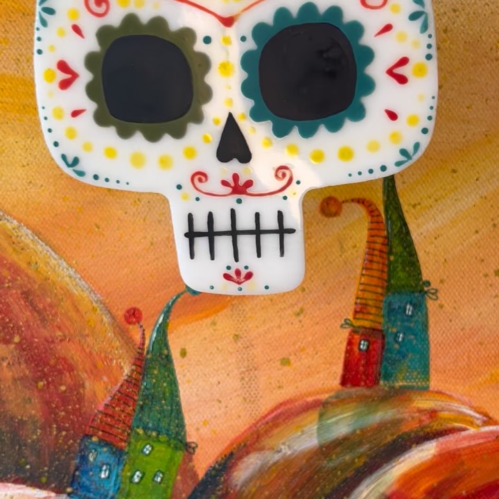 The sugar skulls dance above my desk, chattering and rattling— they want to escape from me! Help! Their laughter’s getting louder… 💀
Link in my bio!
#annabies #switzerland #sugarskull #glassart #halloween25