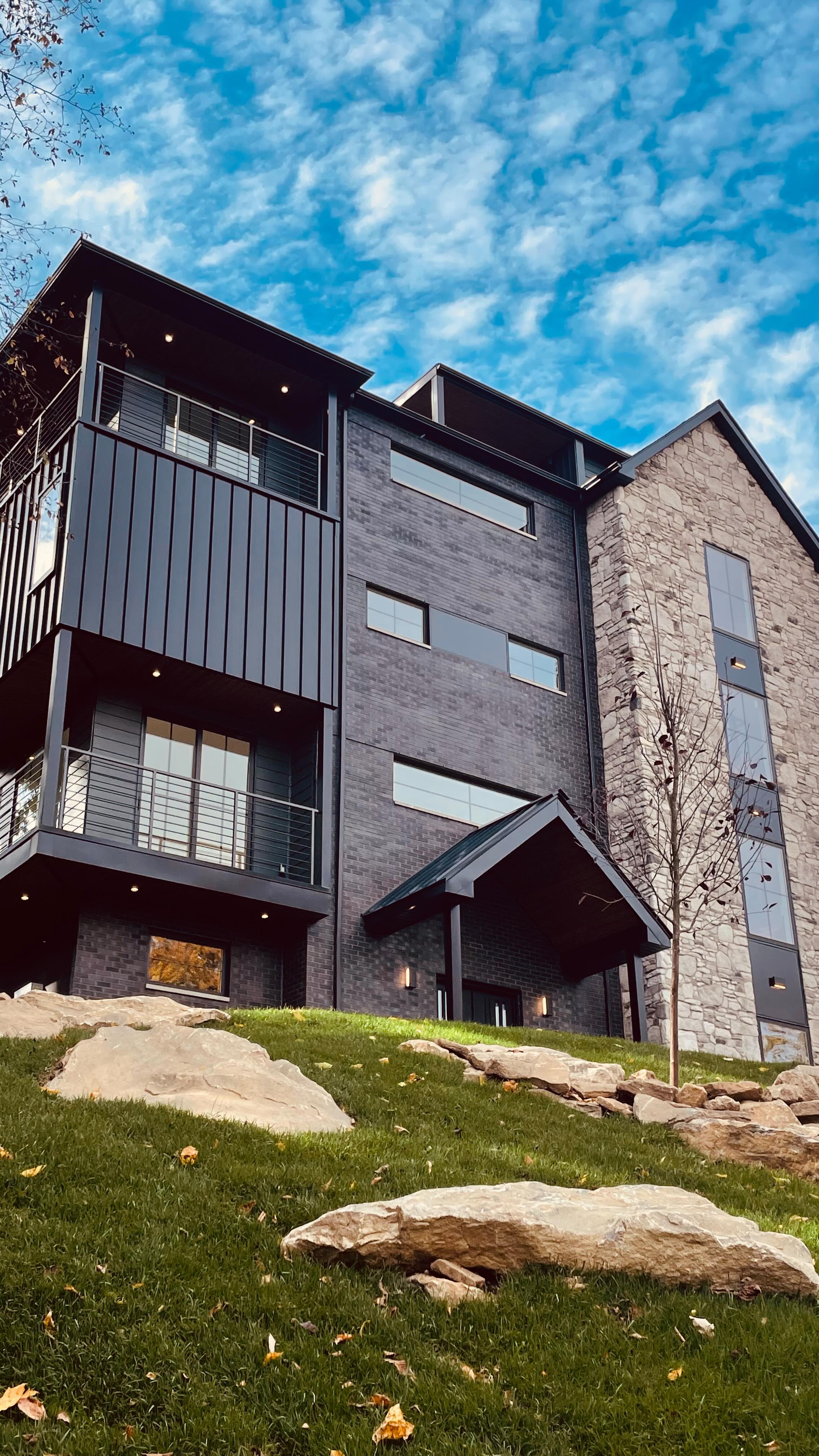 Standing Seam installation featuring James Hardie Iron Gray, complemented by natural wood soffit and striking black board and batten siding. Expert craftsmanship by Philadelphia contractors dedicated to superior home improvement and siding solutions. Trust us for your next project! #philadelphia_ig #philadelphiacontractor #philadelphiacitylife #homeimprovement #sidingcontractor #philadelphiaconstruction #standingseam #jameshardie #irongray #naturalwood #boardandbatten