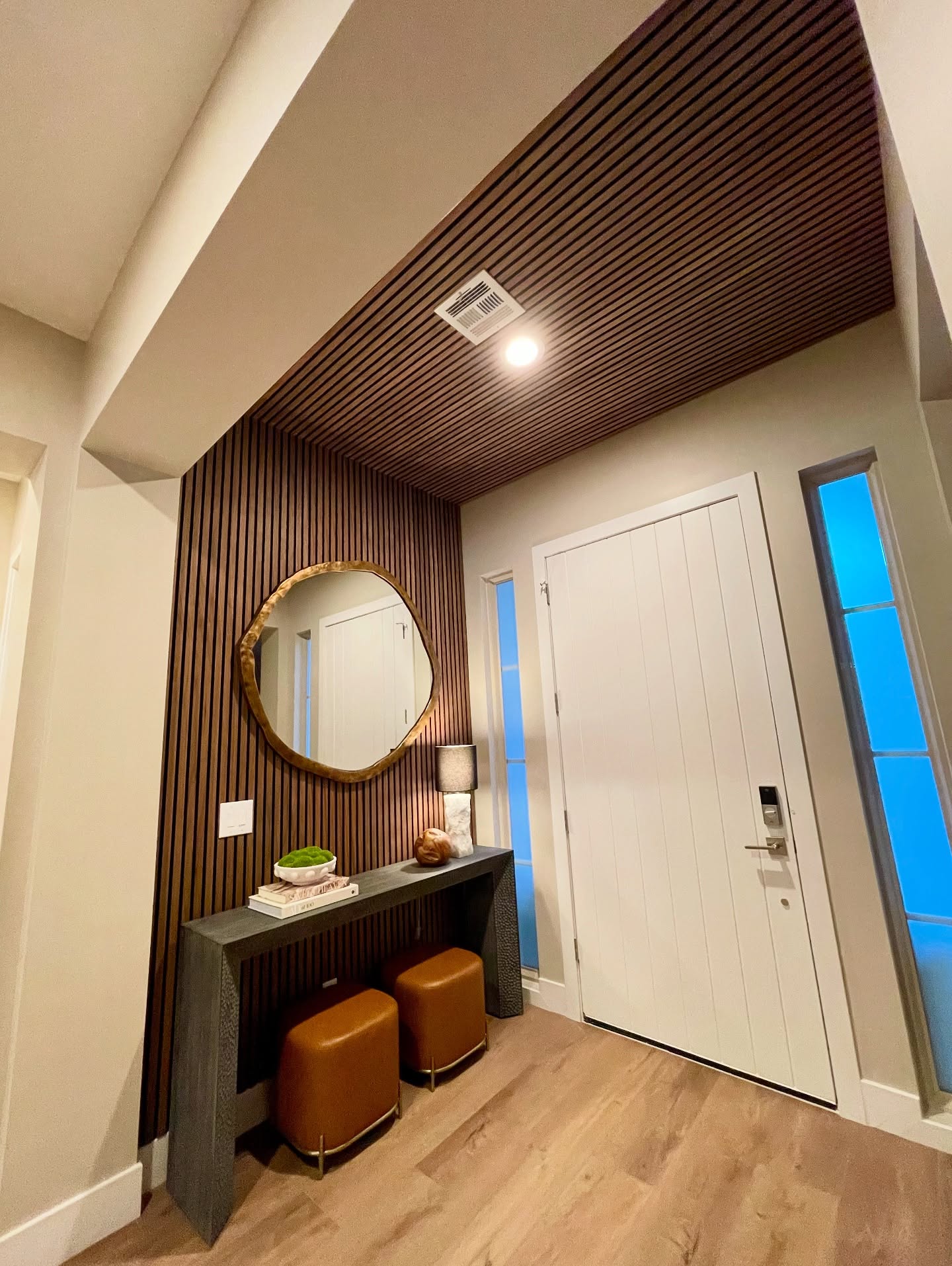 Love me a statement entryway 👌🏼
.
.
.
#entrywaydesign #entrywaytable #vegasdesigner #interiordesign #remodel #wallpanels