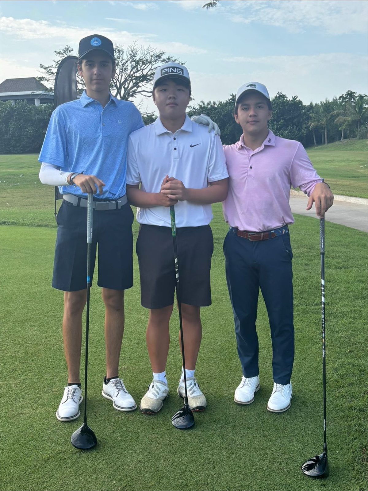 ⛳️ La ronda final continúa para los jugadores de la categoría 15 y menores en el MJGA Invitational by Vidanta 🌴🔥
Los jóvenes golfistas siguen dando su mejor esfuerzo en este último día de competencia, disfrutando cada golpe y cada momento en el campo 💪✨
¡Vamos con todo hasta el final! 👏
#MJGA #Vidanta #JuniorGolf #GolfMexico #MJGAInvitational #GolfJuvenil