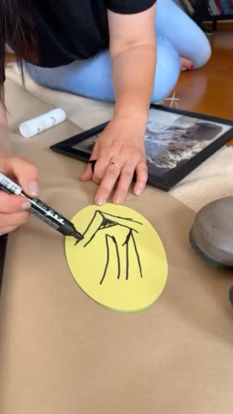 So beginnt die Zusammenarbeit, um deinem Business weiter Flügel zu verleihen🙌🏻🙌🏻🙌🏻…
Meine Kundin erklärt mir hier, wie sie arbeitet, was sie an ihrem Business besonders liebt und was ihre Produkte einzigartig macht.
Es handelt sich übrigens um die Entstehung von maßgeschneiderten Handschuhen in vielen verschiedenen filigranen Arbeitsschritten.
Yey…daran kann ich mir ein Bild machen und herausfiltern, wie das Produkt oder die Dienstleistung besonders macht und vermarktet werden sollte…
Vorher haben wir das Business kurz analysiert und Fragen gestellt wie:
Wer sind deine Zielgruppe?
Was macht dein Business & Angebot einzigartig?
Was sind deine Stärken und Fähigkeiten, die die einbringst?
Wo willst du mit deinem Business.
Was dann folgt ist die Magie von Marketing…😊
#marketingberatung #personalbranding #markenberatung @handschuhschmidt_by_viktoria