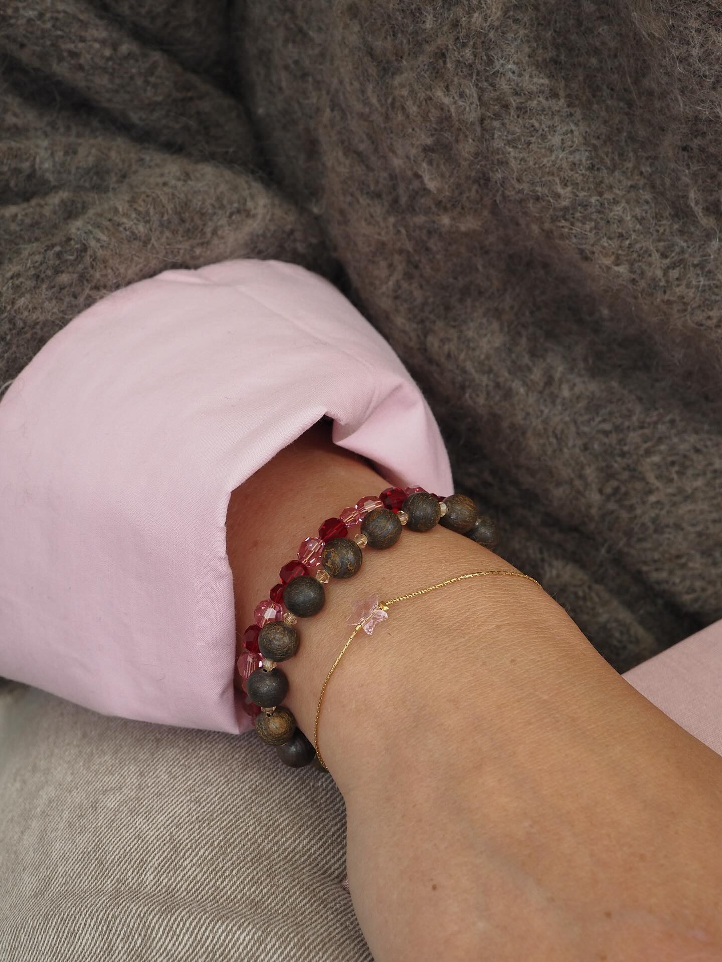 Er det fler som har innsett at brunt egentlig passer til alt? 🤎 Klarer ikke helt bestemme meg for hvorvidt det er rosa, lys gul, lille pastell eller lyseblå som seiler opp som favorittkombinasjonen for øyeblikket, men en av dem er det.
Det jeg derimot er helt sikker på, er at jeg virkelig har forelsket meg i kombinasjonen mellom naturstener og glitrende krystaller på armbånd ✨