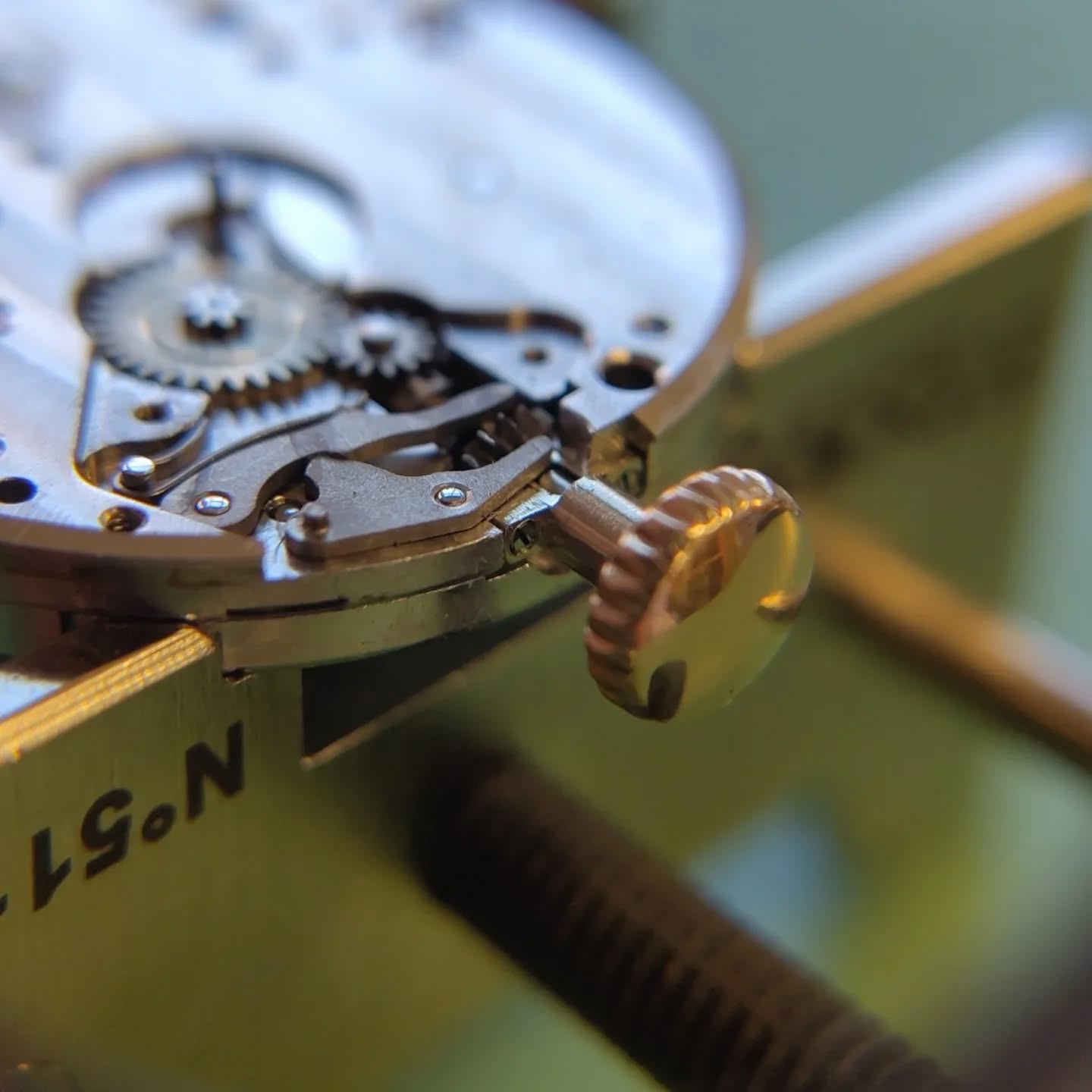 Helrenovering av en Longines kaliber 23Z. En väldigt intressant detalj på det här urverket är att lagret för uppdragsaxeln är utbytbart. På denna version utgör det även boetthals. Detta lager håller länge, men på en del äldre urverk är det utslitet och då är det nästan omöjligt att laga. Longines hade dessa utbytbara lager på flera kalibrar från 50-talet.
#klocka #watch #watchrepairer #longines #longines23z #tidlös #tidlösaur #uppsala #ulvakvarn