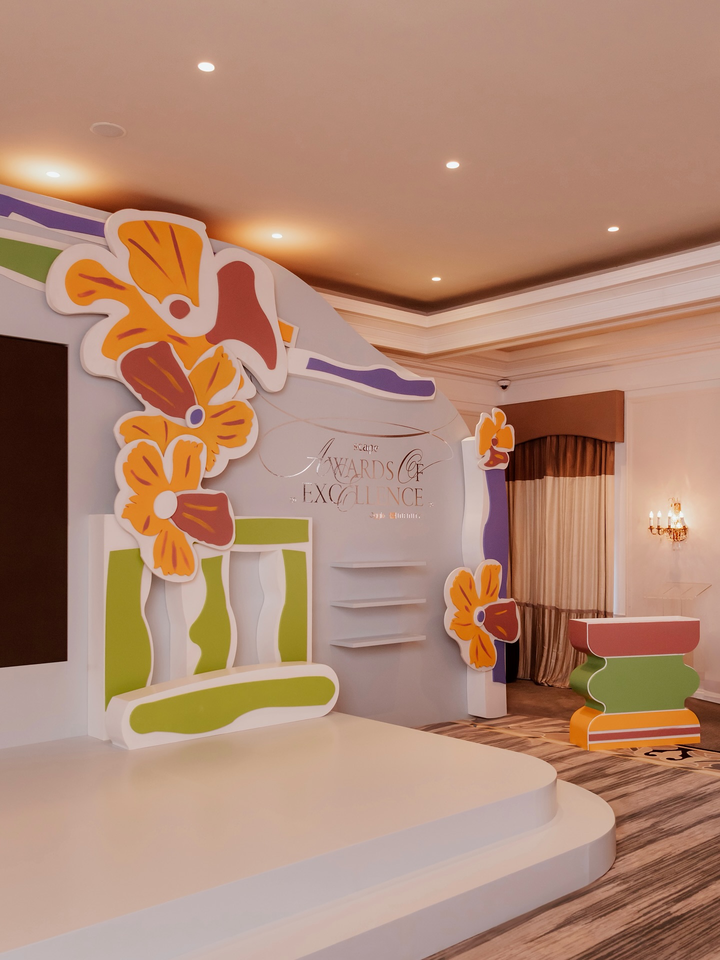 ✨Where artistry takes centre stage✨
A celebration of colour, craft, and creativity, this year’s Scape Awards of Excellence stage was designed to bloom with sophistication.
Each floral form was hand-painted and carefully layered to create a dimensional landscape of shape and shadow, bringing the vision to life in true architectural harmony.
From the gentle curves to the vibrant hues, every detail reflected the spirit of excellence that defined the evening💙
@scape_awards
@scape_magazine
#scape #scapeawards #brandactivation #visualmerchandising #customdisplay #customstand #awardwinning #brandactivation #visualmerchandising #happinestcustom #capetowncustom #photomoment #happinest #display #brandelements #custombackground #customdisplay #memorablemarketing #impactfuldesign