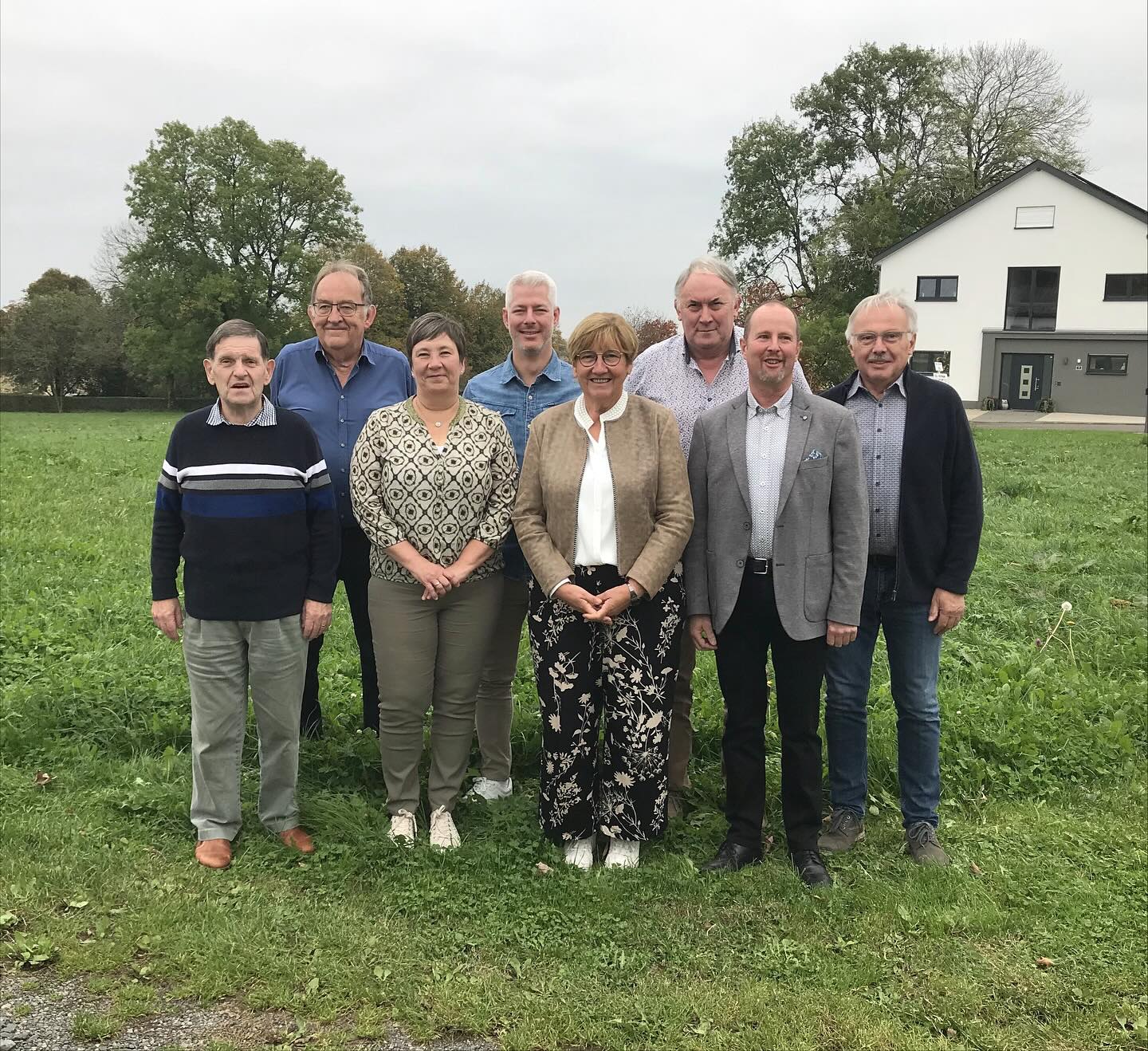 20 Joer méi spéit
Leschte Weekend hu mir vun eisem laangjärege Member Vic Mollitor eng Invitatioun op e Conveniat zu Éiere vum 75-Joer-Jubiläum kritt, dat elo schonn 20 Joer zeréck läit. Mir goufen an d’Molli-Bar zu Grooljen invitéiert, wou mir zesumme mat neien a laangzäitege Memberen ee schéinen Nomëtteg verbruecht hunn.
Mir hu Fotoen a Videoe vun eiser Musek gekuckt, vill Erënnerunge gedeelt an dobäi e leckere Buffet genoss. Et war eng wierklech flott Stëmmung a vill Freed, sech erëmzegesinn.
Zum Schluss nach e grousse Merci un de Vic Mollitor fir déi flott Iddi, säin Asaz an der @mollibar4241 vir dat herrlecht Iessen!