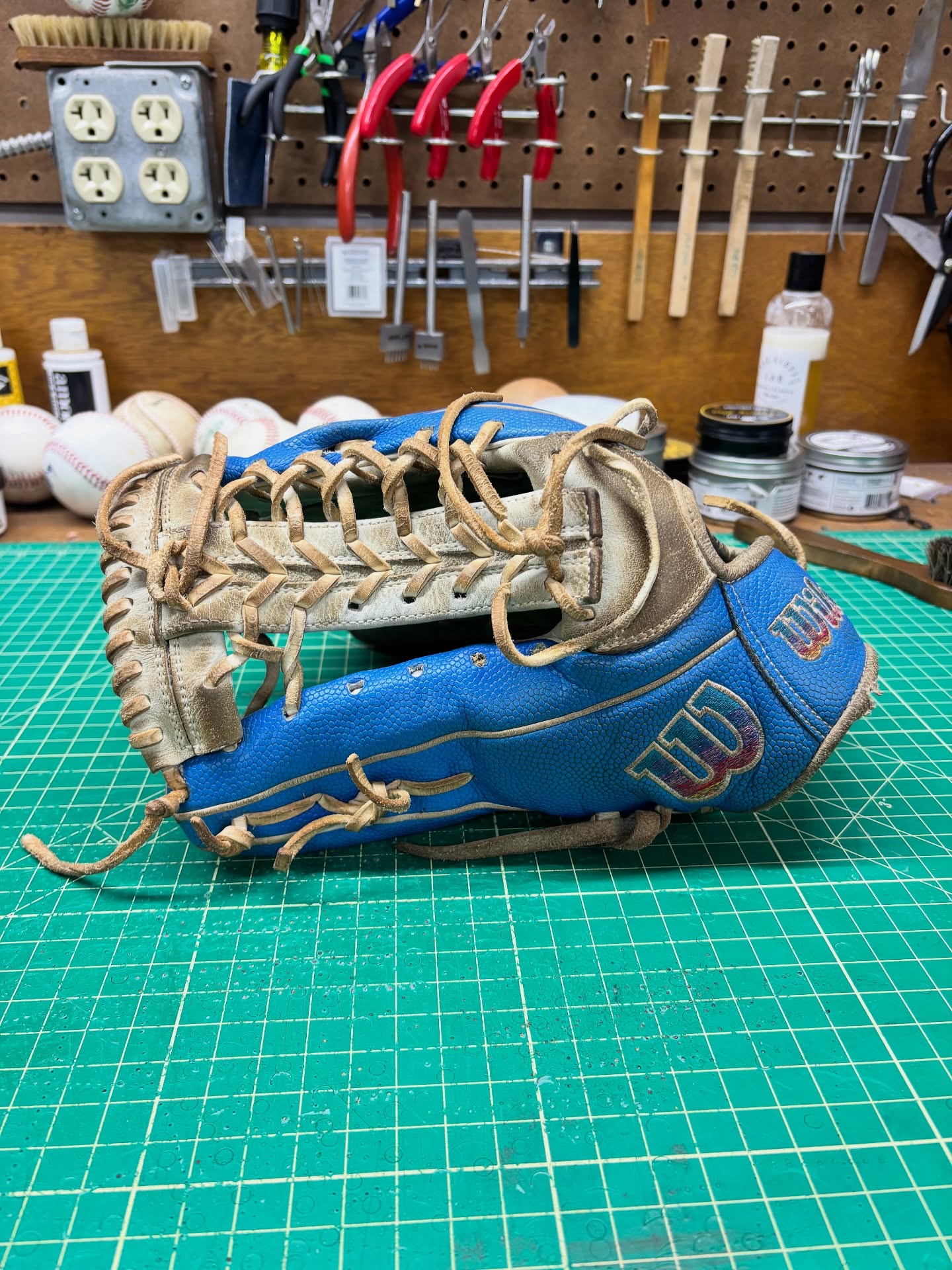 Local player had a web blowout of his A2000. I love and hate these webs, overly complicated, difficult to relace, but elegant in design. 36 feet of lace in total.
#wilsona2000 #wilson #autismspeaks #buyfastpitchgloves #ballplayersbalm #flatbillbaseball #coloradoleatherbalm #makingyourglovegreatagain #staygrassy #relacednotreplaced #relacedontreplace