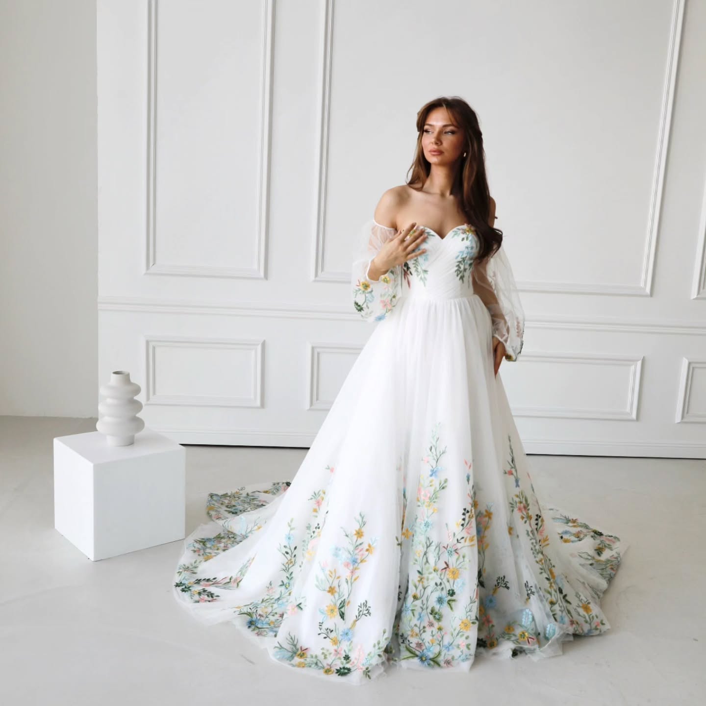 In der Hochzeitssaison 2026 ist auch farbige Spitze ein Thema.