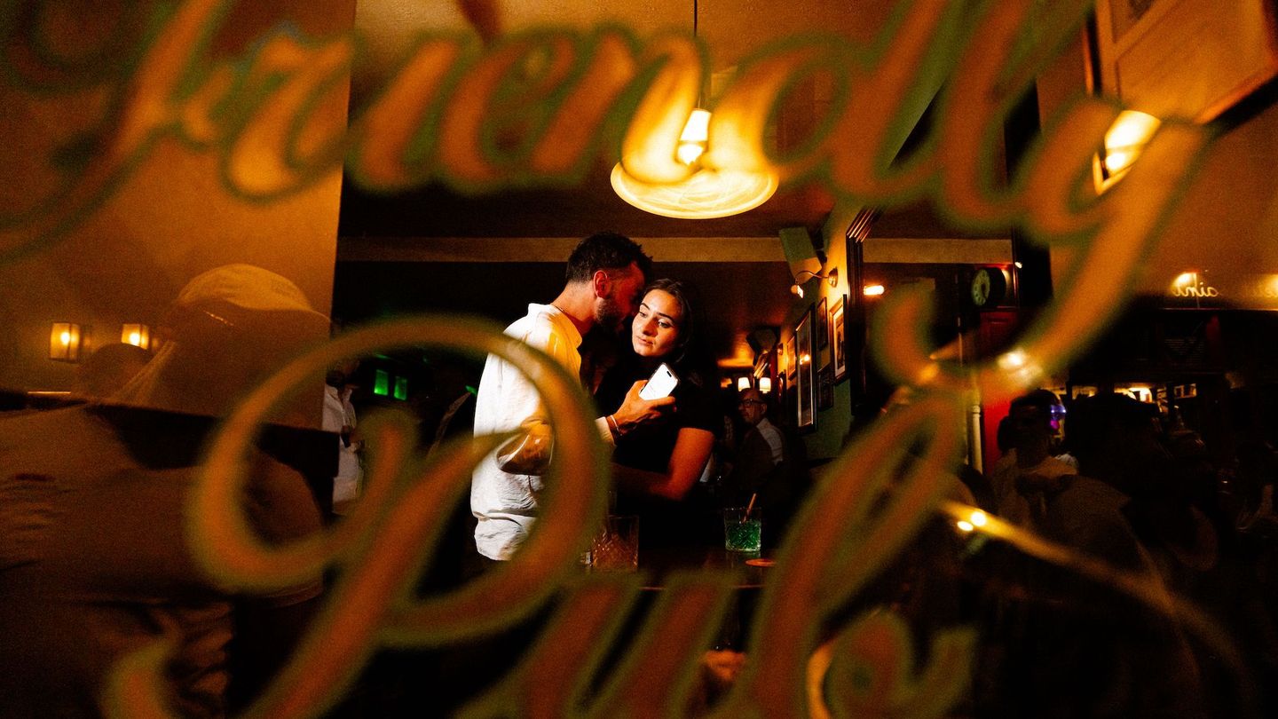 Derrière cette porte, un bar pour les bons vivants 🫶
📸 @jules.despretz