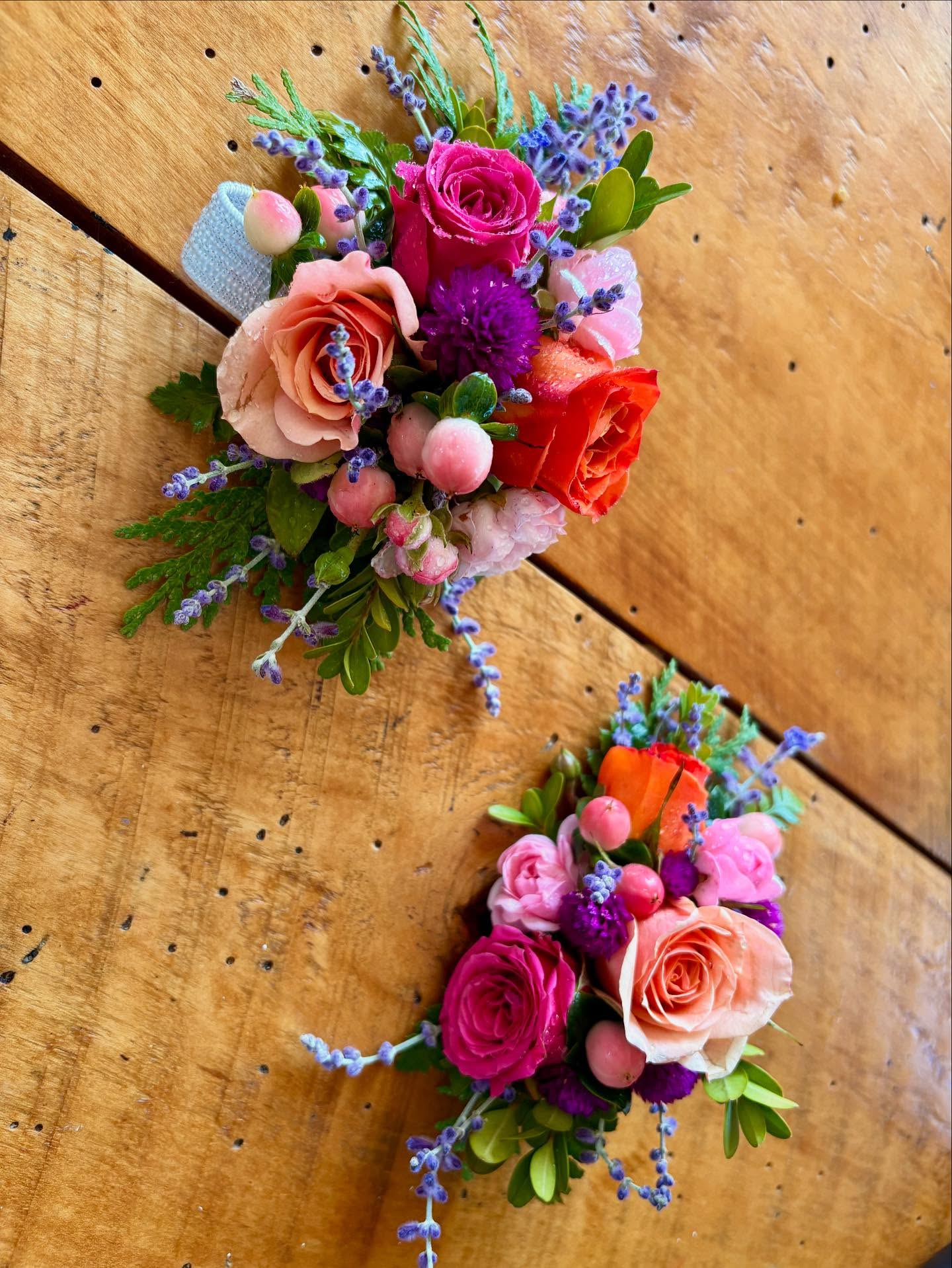 I’m a sucker for a colorful corsage or boutonnière 😍
#colorfulflowers #boldcolors #corsage #boutonniere #fallwedding #wearableflowers #colorfulcorsage #fingerlakesflorist #fingerlakesweddingflowers