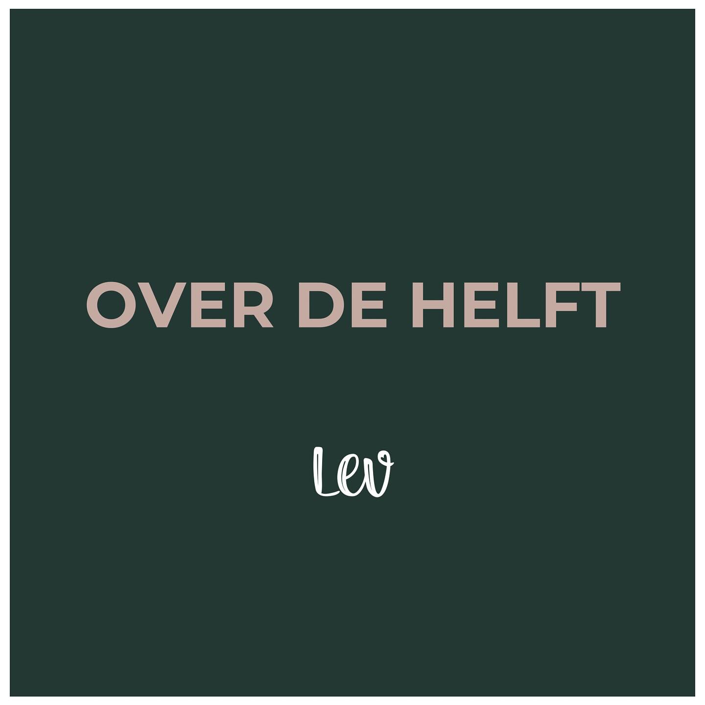 OVER DE HELFT! 🤰🏼
Zoals beloofd deel ik, Dominique, graag hoe ik de eerste helft van mijn zwangerschap heb ervaren.
Vaak denk en zeg ik ‘was het maar al februari’. Want dan is de misselijkheid eindelijk voorbij. Maar nu ik dit schrijf besef ik ook dat ik gewoon al over de helft ben!💪🏼
Dit beschrijft eigenlijk precies hoe ik me voel tijdens deze zwangerschap. Met ups and downs. Maar daar zullen velen van jullie zich ook wel in herkennen!☺️
Met de medicatie die ik heb gekregen aan het begin van de zwangerschap hoef ik niet meer te spugen. En dat is heel erg prettig. Ik merk dat ik hierdoor langzaam kan aansterken en wat meer energie krijg. De misselijkheid is helaas niet weg en blijft intens. En dat is de ene dag beter te verdragen dan de andere dag.
Ondertussen weet ik dat ik bij mijn lieve collega’s van LEV onder controle mag blijven. Dat voelt zó fijn en vertrouwd!🥰 Net zo speciaal was het dat onze lieve collega Astrid de 20 weken echo mocht maken. We liepen daarna met een blij en gerust hart de deur uit, want er waren geen bijzonderheden zichtbaar bij de baby!
Een aantal weken terug zijn Carlo en ik samen naar de praktijk gereden en heeft hij een echo bij mij gemaakt. Terwijl ik hem wat instructies gaf…want echo’s maken kan hij natuurlijk helemaal niet. Al vindt hij nu zelf van wel😅 En zo ontdekten we samen dat we een dochtertje krijgen!💜
Ook ben ik inmiddels gestart met aquafit en zwangerschapsyoga bij lieve Gwen van @studiomamas . De combinatie van actief bezig zijn en ontspanning doet me echt goed, precies wat ik nu nodig heb.💧🧘♀️
Vanaf nu denk ik ‘was het maar al februari’. Want dan kunnen we genieten van ons meisje. We zijn heel nieuwsgierig naar hoe ze eruit gaat zien en ondertussen genieten we volop van haar getrappel in mijn buik.😍
#zwangerschap #zwanger #zwangereverloskundige #blog #hg #hyperemisisgravidarum #LEV #dochter #overdehelft