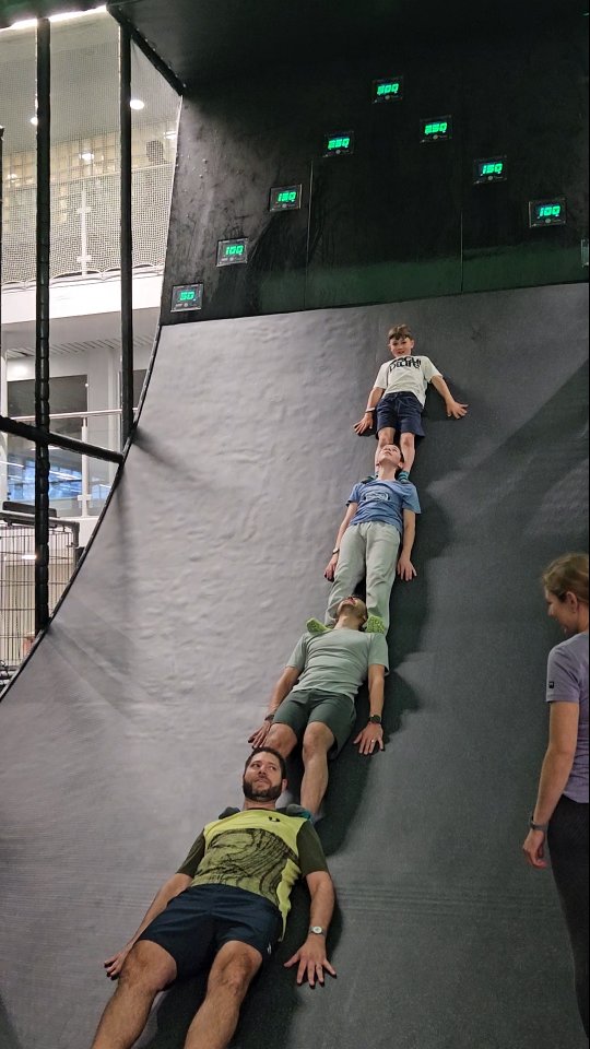 Viel Action im Skicluballtag😉
Dä Herbst isch perfekt, um sich mit viel Vorfreud uf dä Winter vorzbereitä – am bestä natürlich mit Bewegig, Action und ganz viel Spass🥳
Im Superdome hend üsi JO Kids,Trainer & au d'Elterä alles gä - Teamspirit - Freud & gmeinsam ä guetä Tag ha isch im Vordergrund gstandä💪🏼🤩
Nach dem actionsriichä Tag hemer am Abig üsi Mitglieder bi schönstem Herbstwätter mit dä legenderä Pizzas vom Franz verwöhnt 🍕 und üs so perfekt uf diä aschliessend GV igstimmt - i gemütlicher Rundi isch es dä perfekte Abschluss vo dem schönä Tag gsi😊
Jetzt simmer parat für dä Winter – zäme, motiviert ,mit viel Energie und voller Vorfreud uf diä erstä Schwüng im Powderschnee❄️⛷️💪🏼🤩