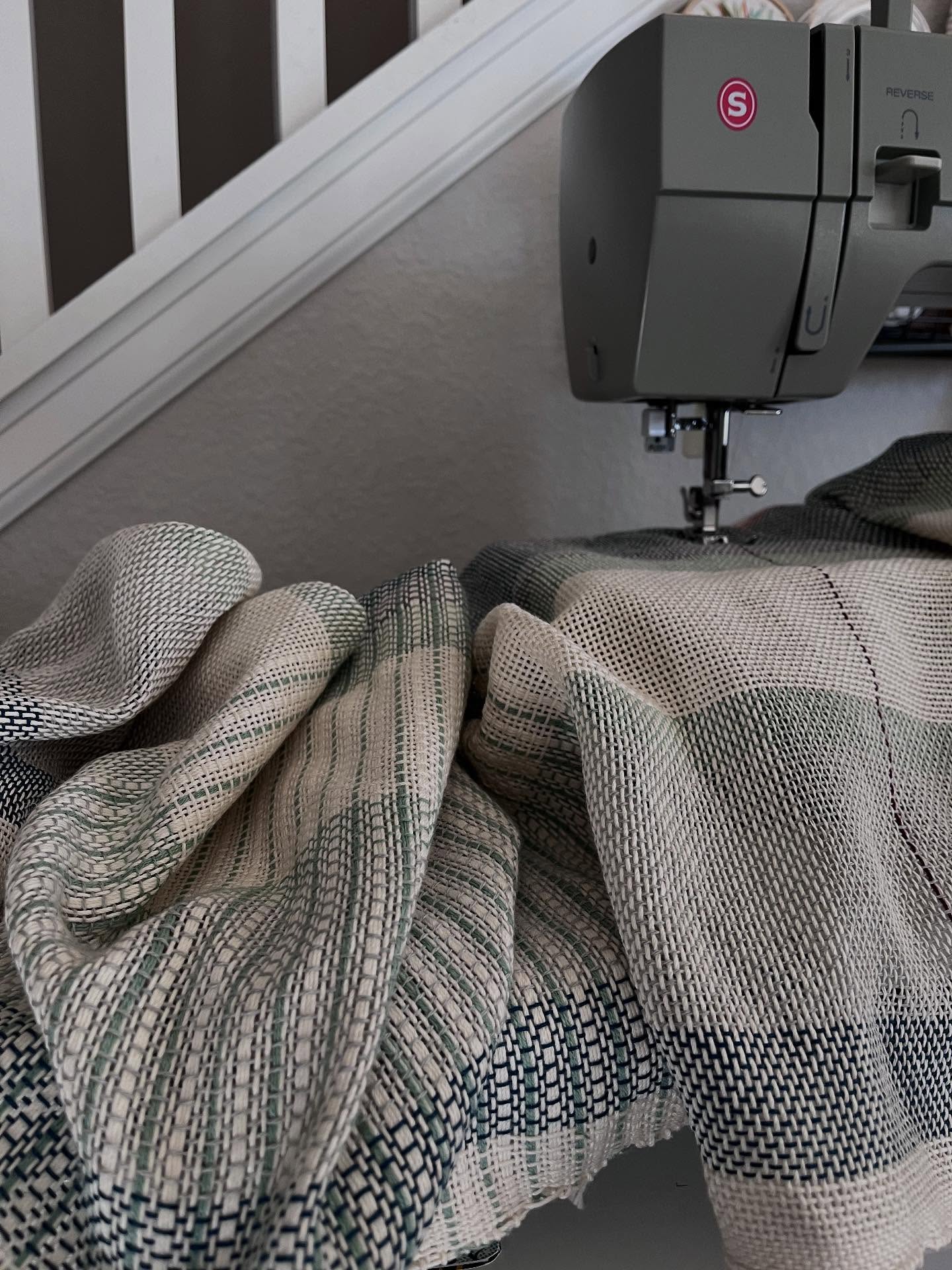 New towels pulled off the loom and on the sewing table this weekend. 🧵 🤍
#woven #woventowels #handweaving #sewn #handsewn #weaver #handmadegift #handwoven #slowart #handcrafted #simpledesign #textiles #woventeatowels #teatowels #handtowel #coloradoartist